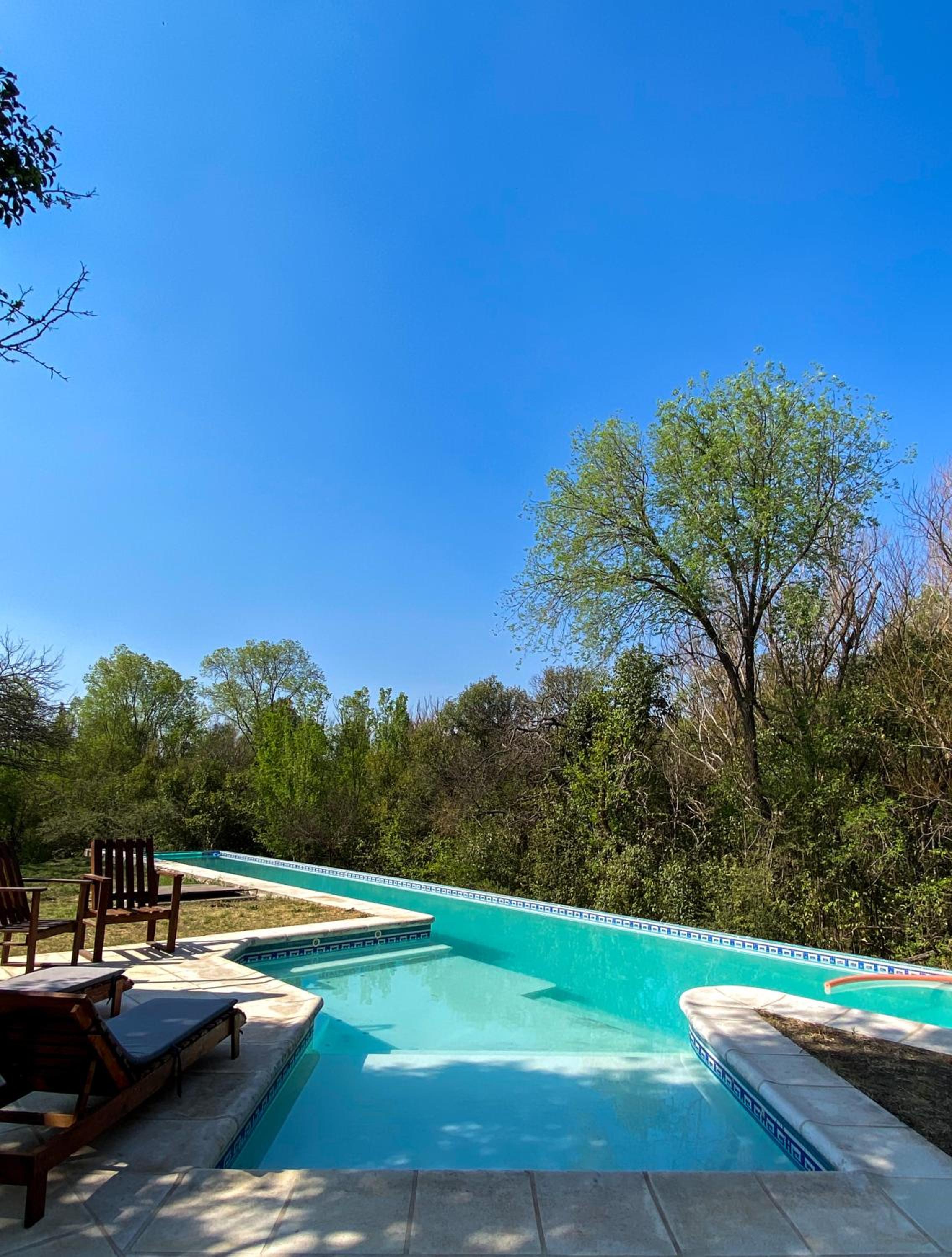 Casa de piedra con jardin y pileta - privada
