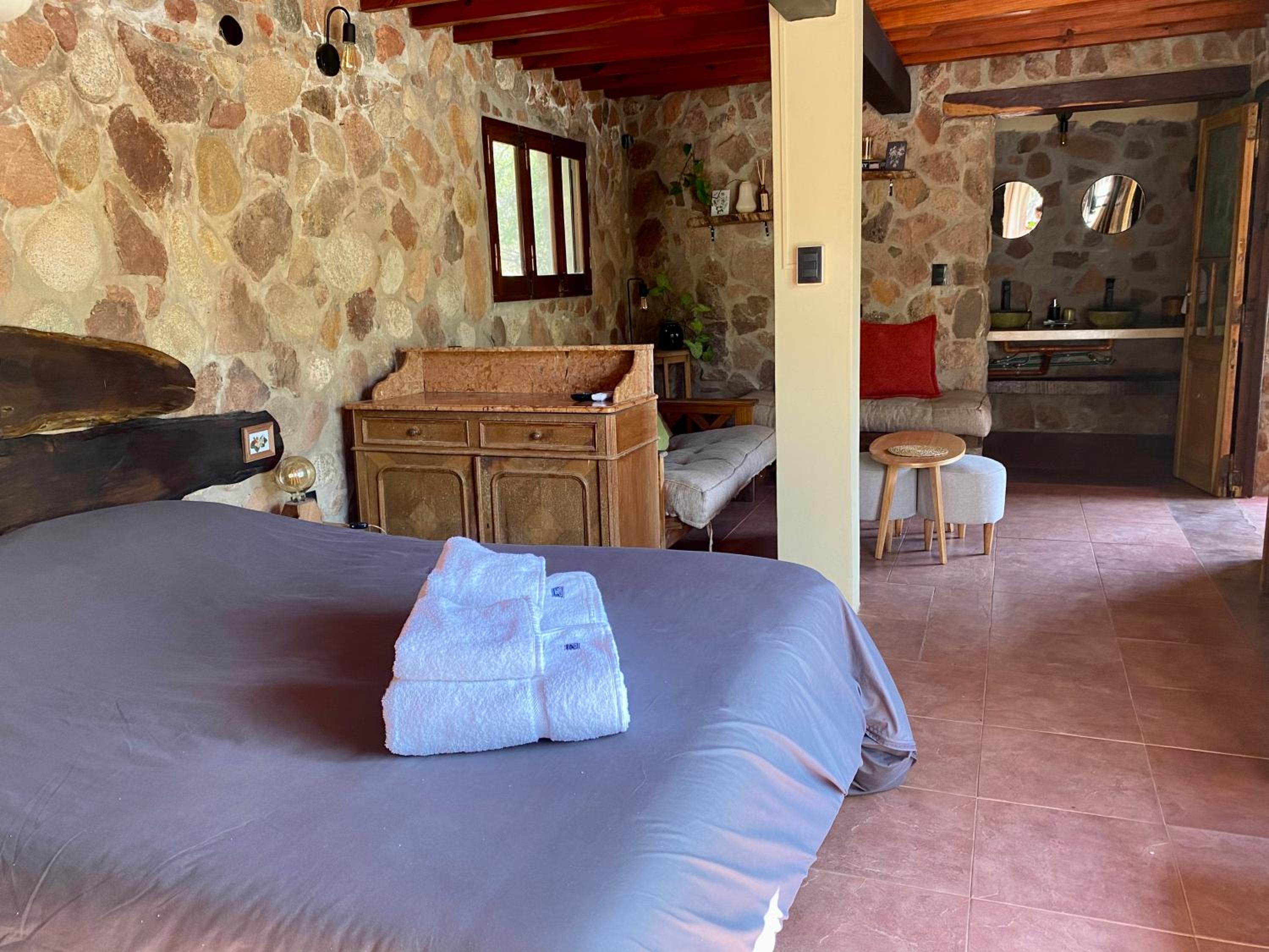 Casa de piedra con jardin y pileta - privada