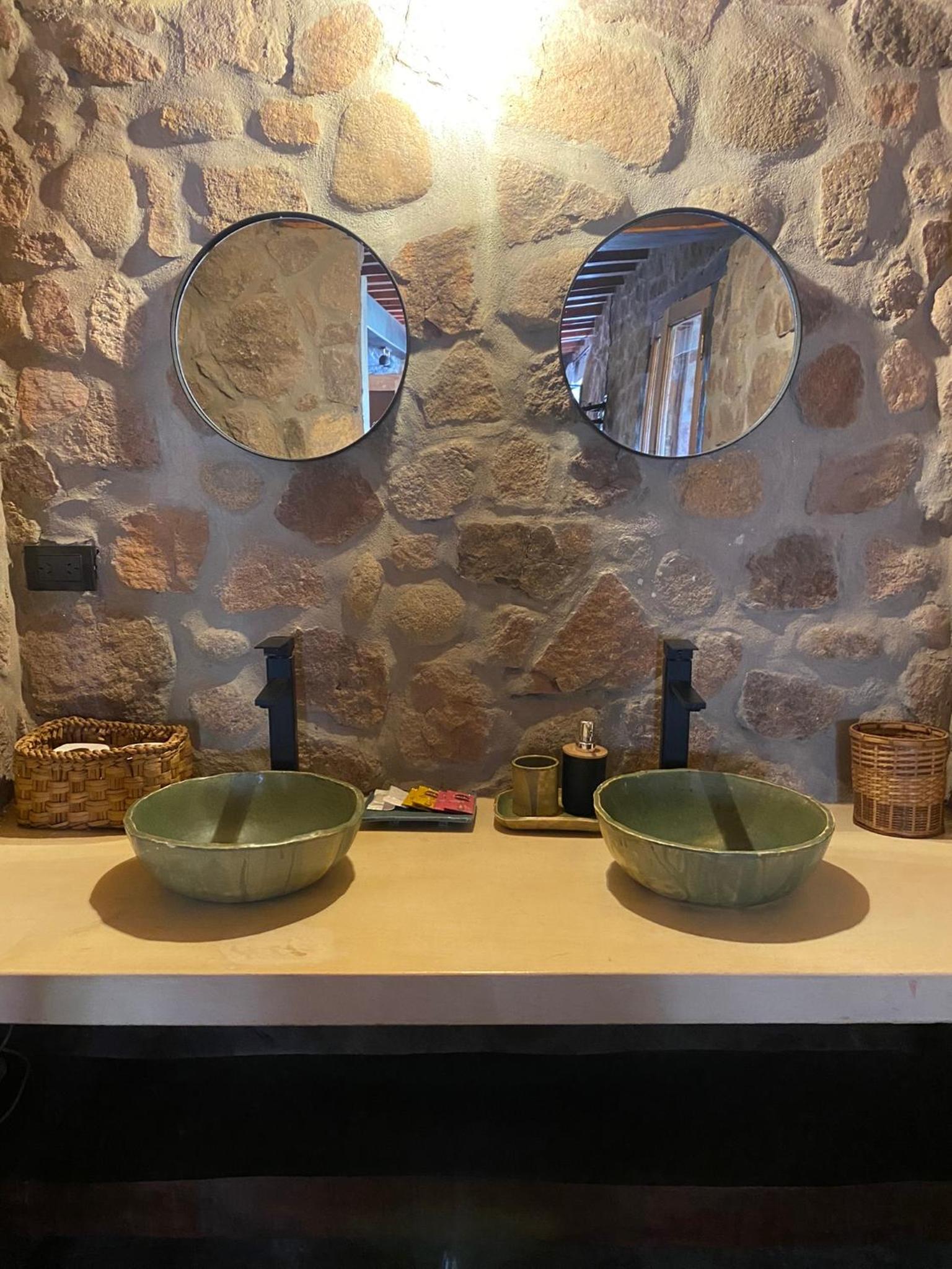 Casa de piedra con jardin y pileta - privada