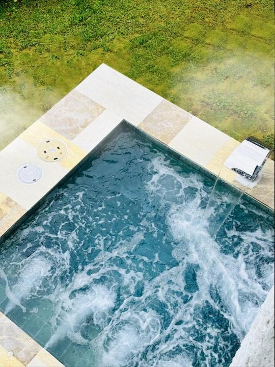 The White Horse, Private Pool, Sauna and Valley View photo 5