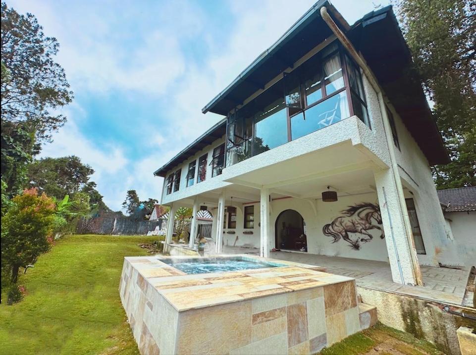 The White Horse, Private Pool, Sauna and Valley View photo 2