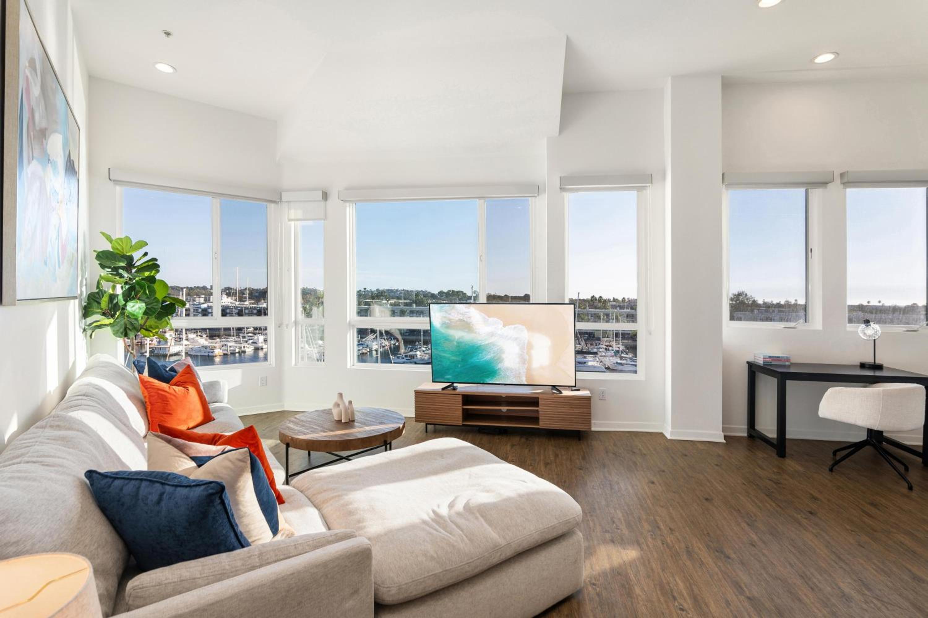 Exquisite 3Level Penthouse with a Secluded Rooftop