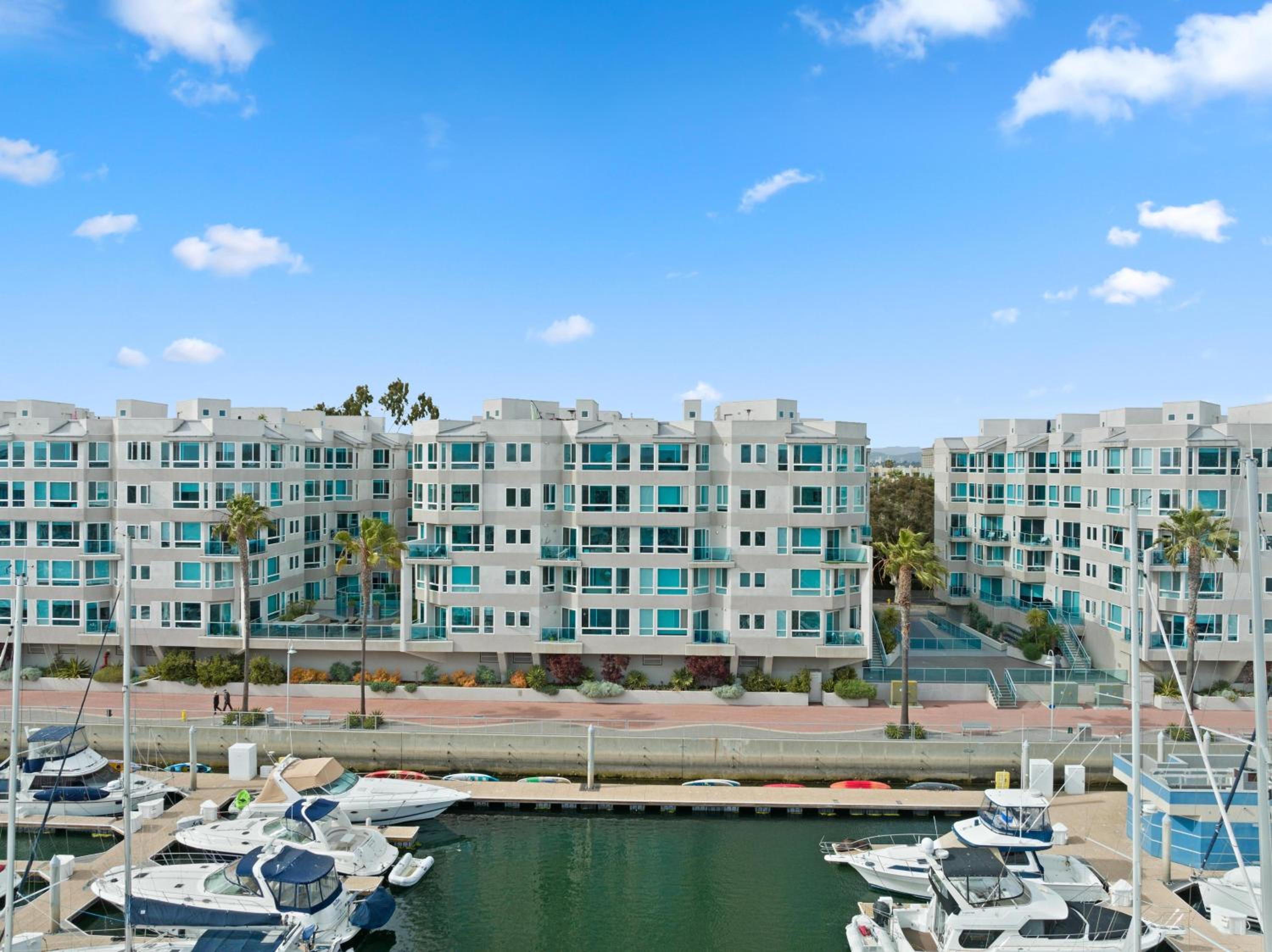 Exquisite 3Level Penthouse with a Secluded Rooftop