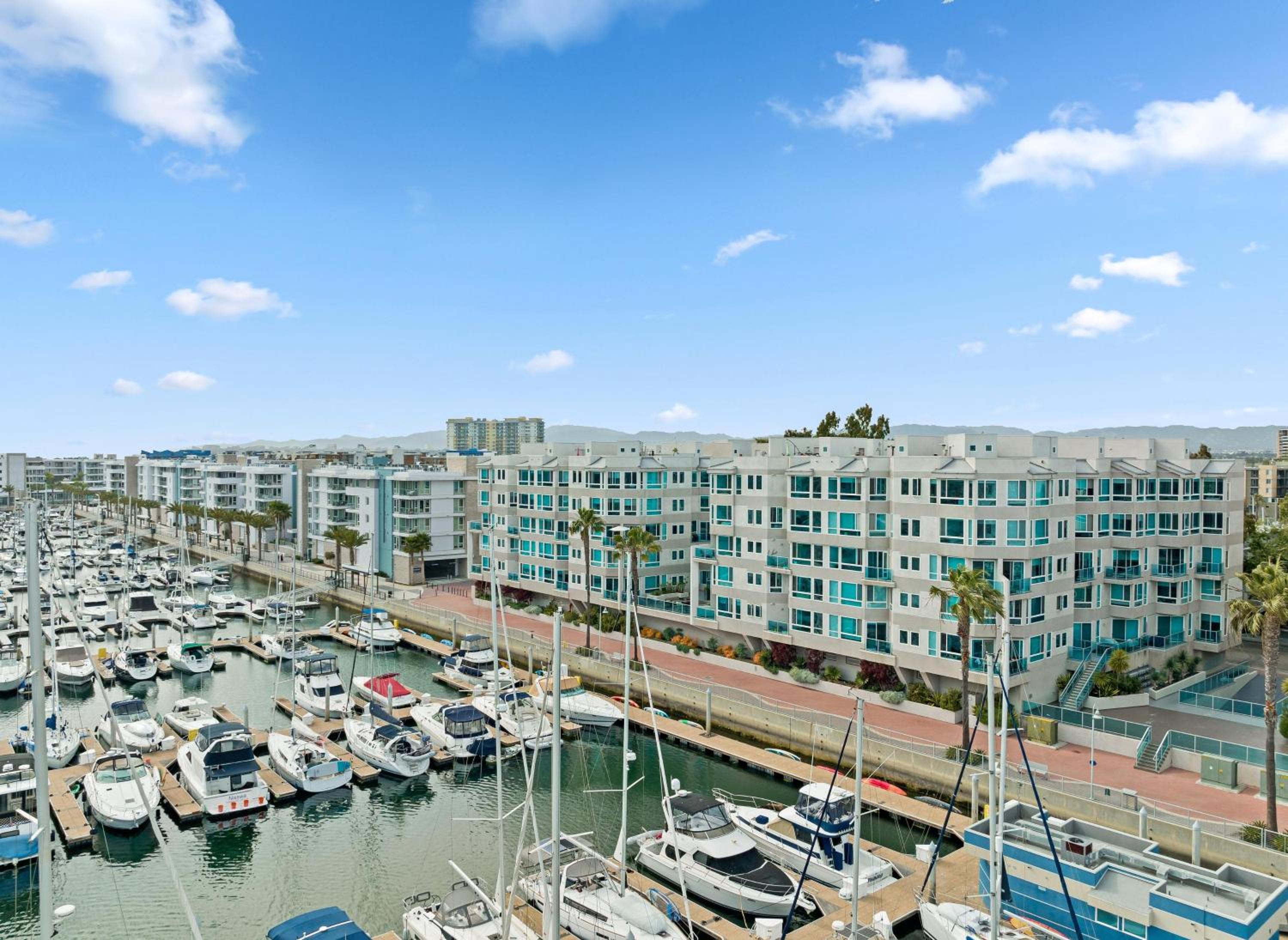 Exquisite 3Level Penthouse with a Secluded Rooftop