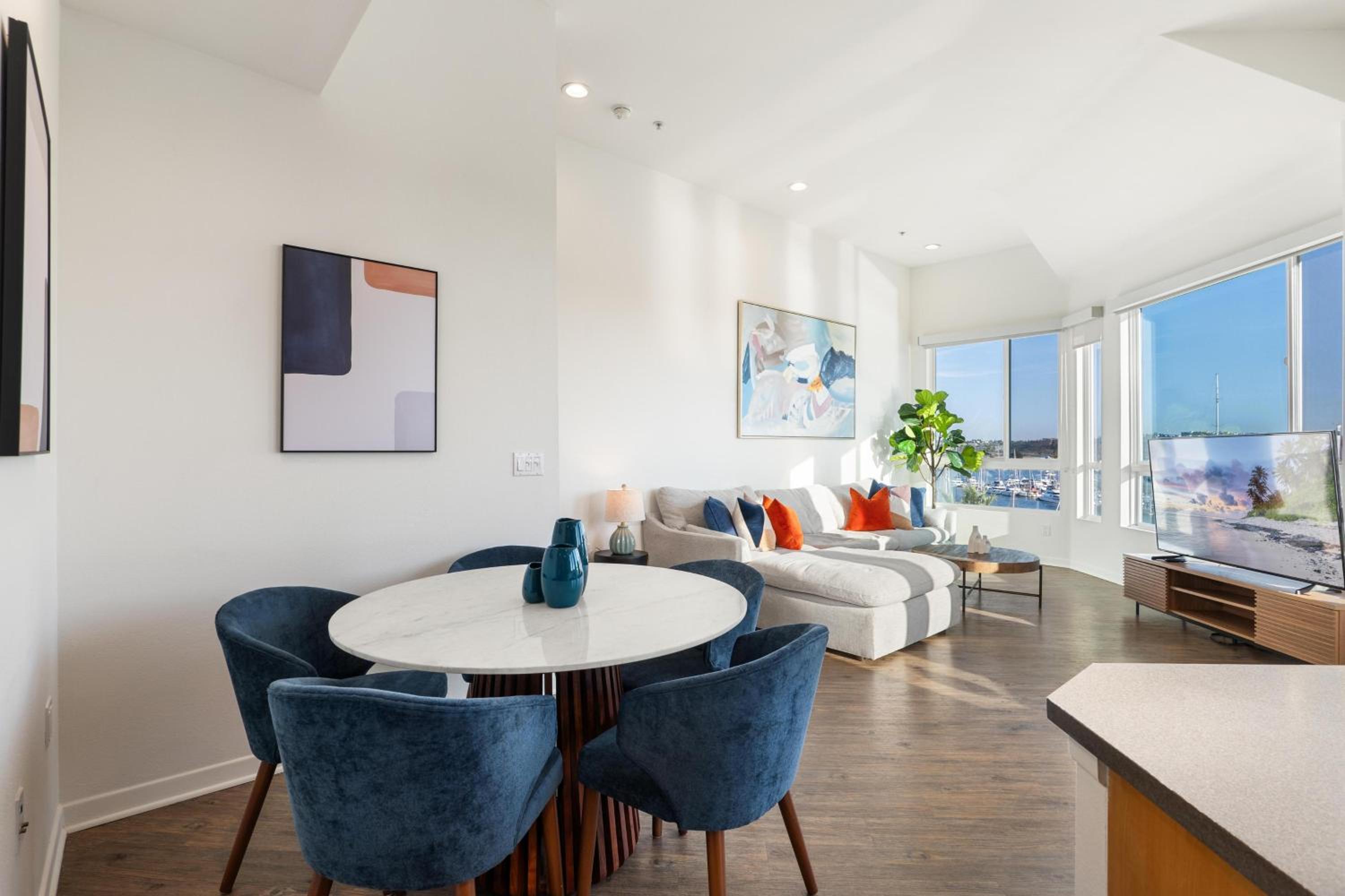 Exquisite 3Level Penthouse with a Secluded Rooftop