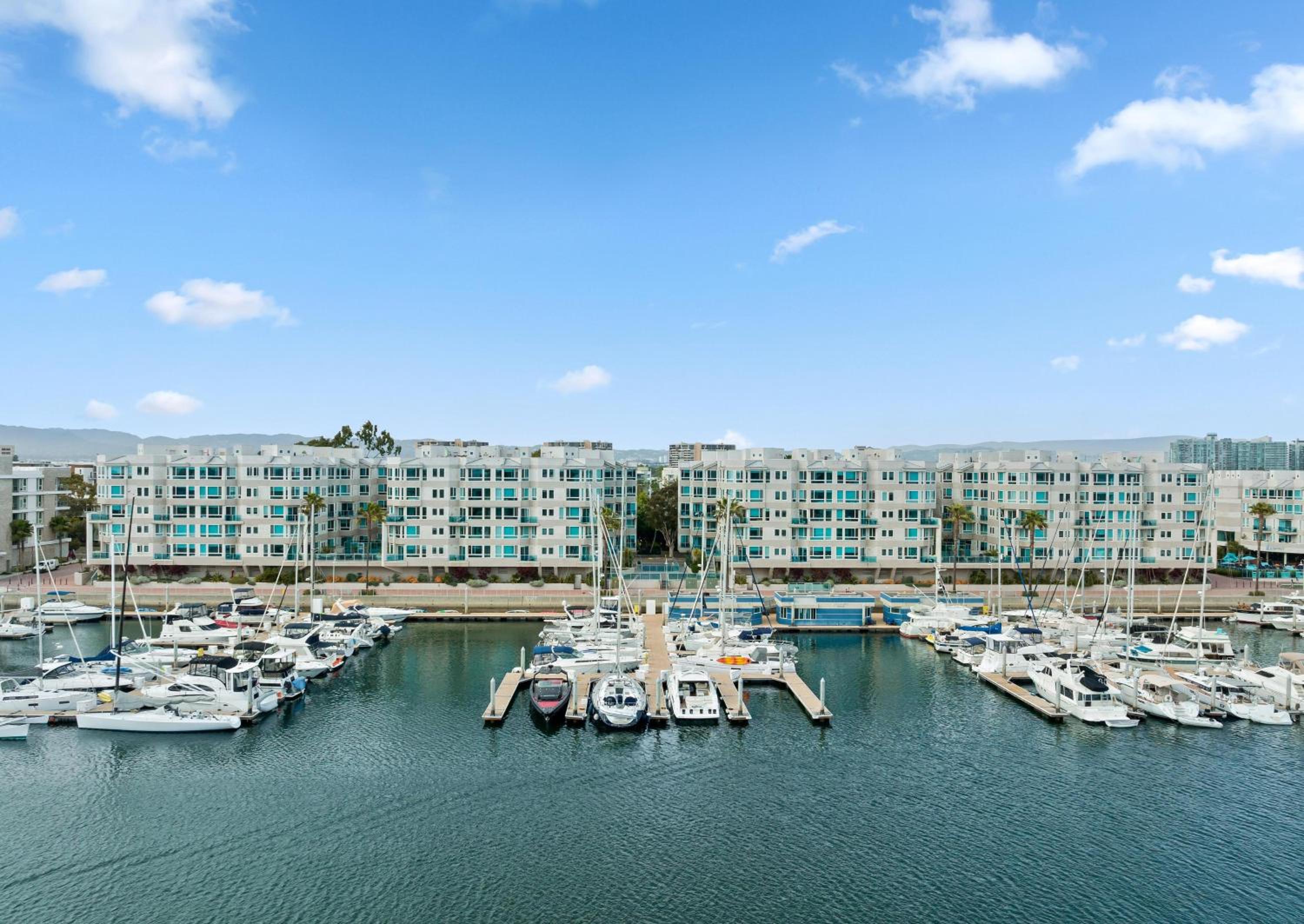 Exquisite 3Level Penthouse with a Secluded Rooftop