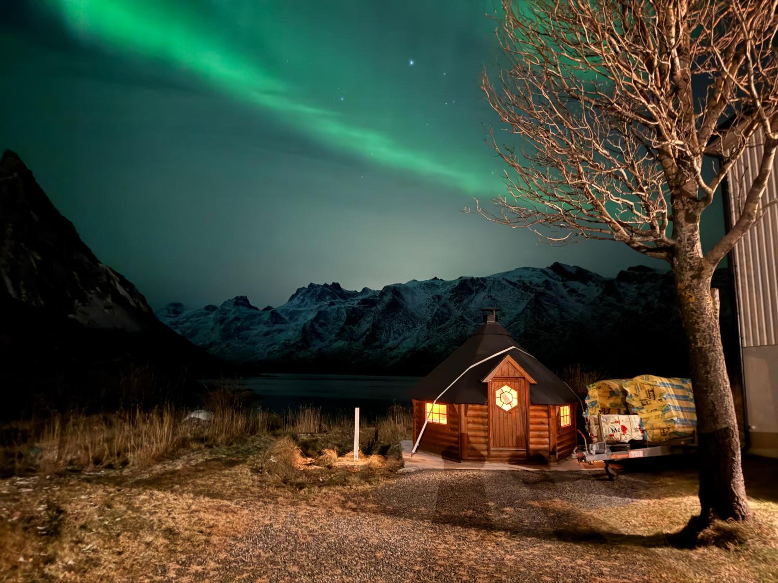 Enebolig med Eventyrlig beliggenhet like ved sjøen i Lofoten view 2