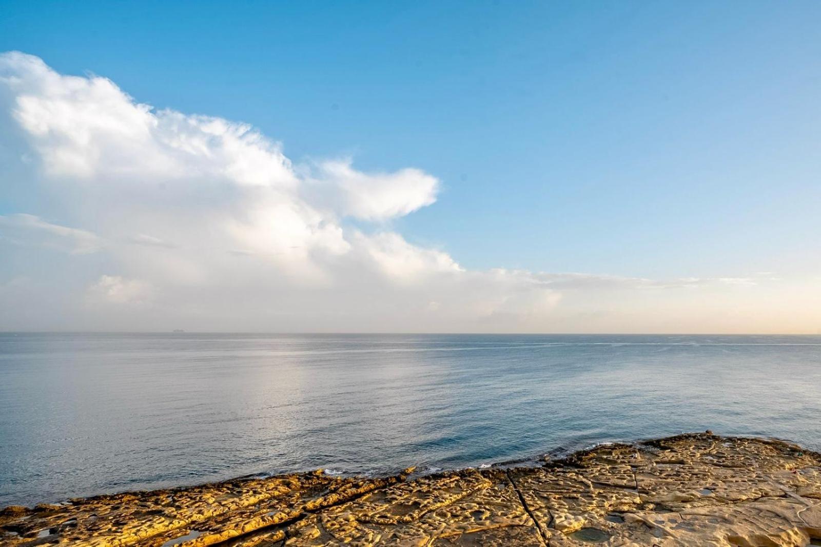 Sea Front 3 Bedroom Apartment with PS5