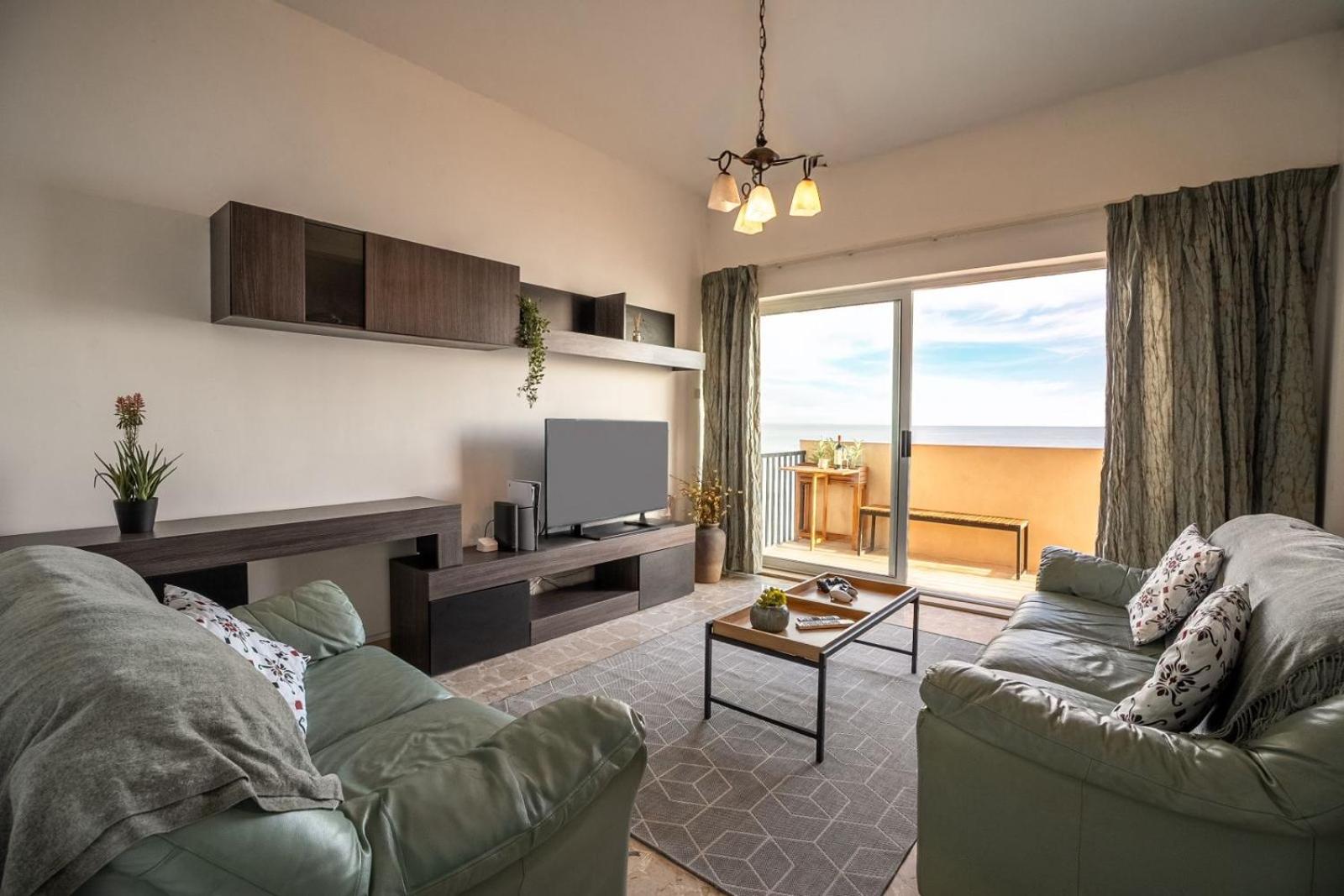 Sea Front 3 Bedroom Apartment with PS5