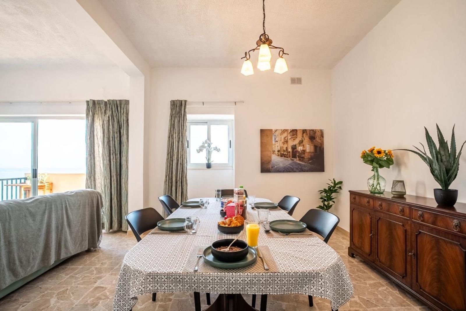 Sea Front 3 Bedroom Apartment with PS5