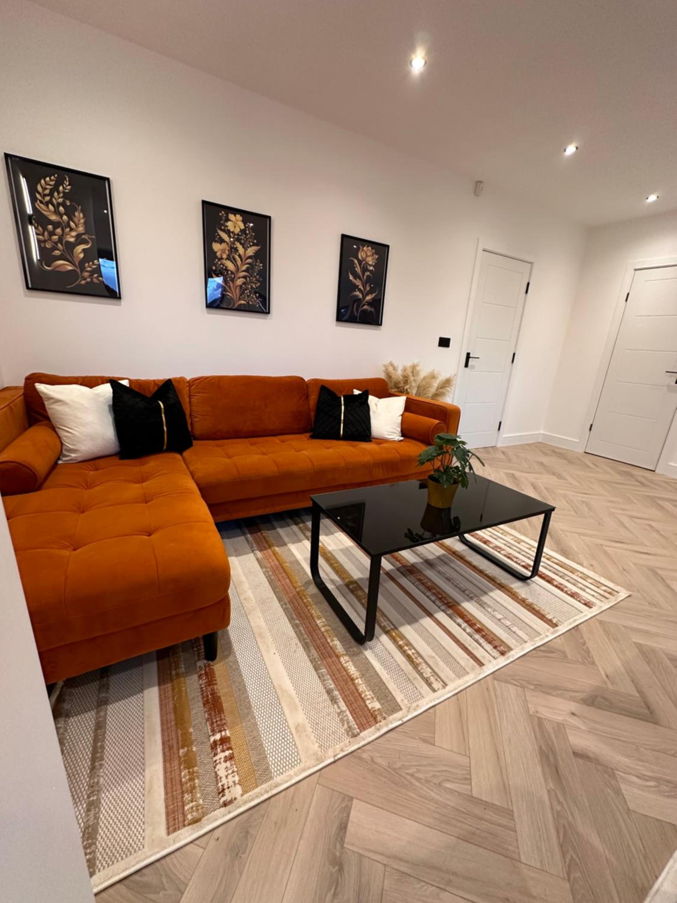 Luxury fully Self-Contained Studio with private bathroom and kitchen R6 view 2