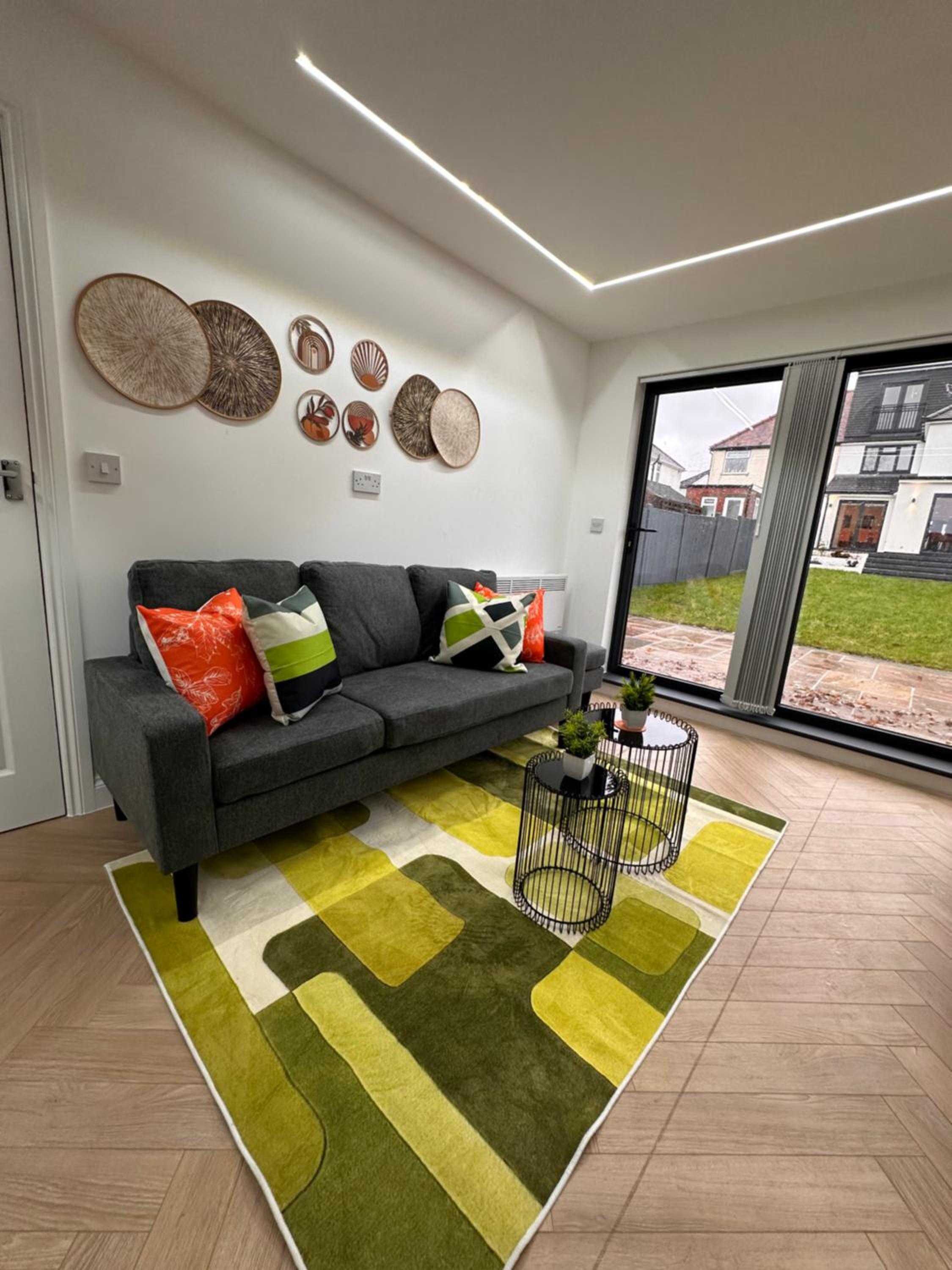 Luxury fully Self-Contained Studio with private bathroom and kitchen R6 view 3