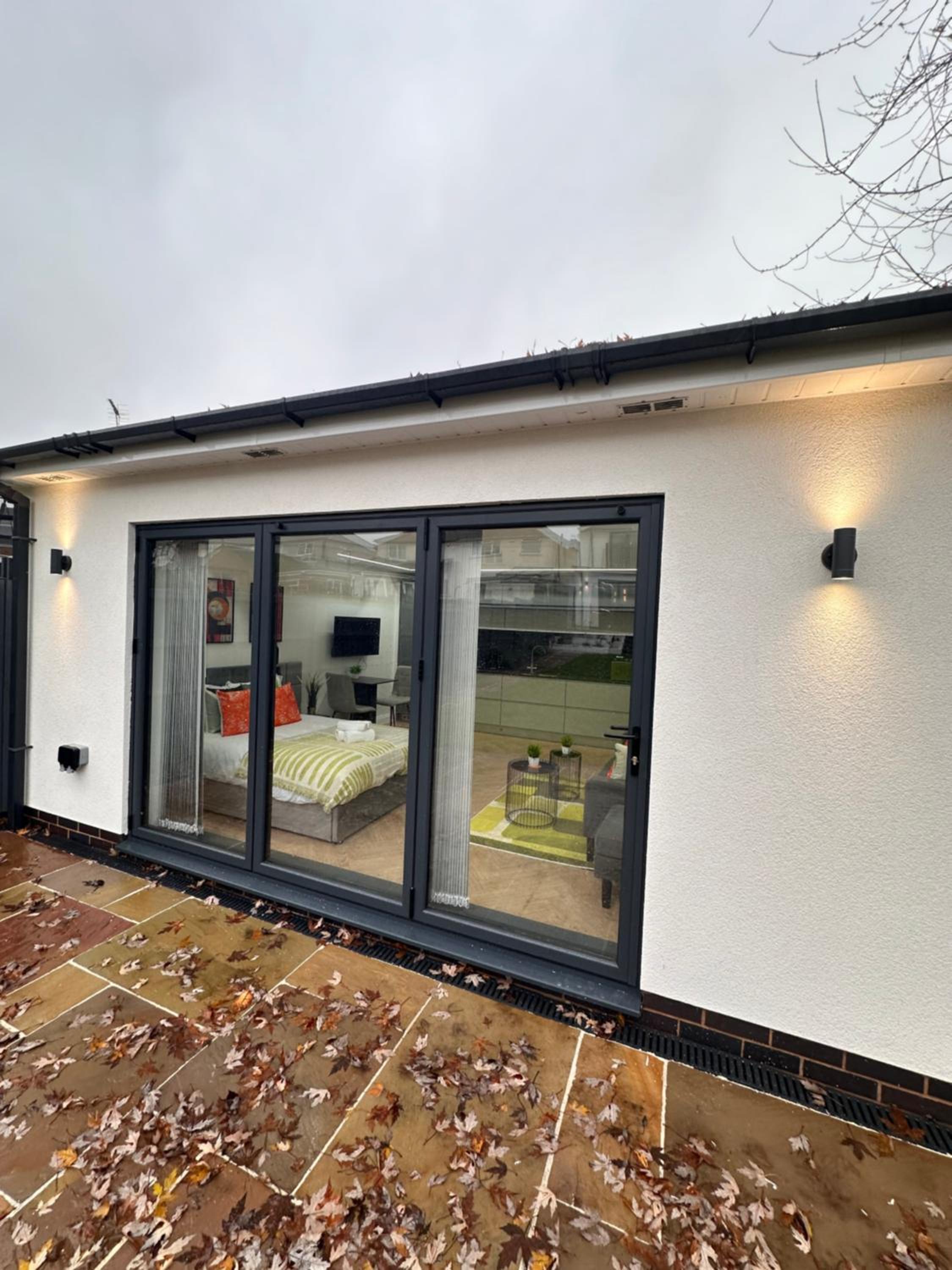 Luxury fully Self-Contained Studio with private bathroom and kitchen R6 view 4