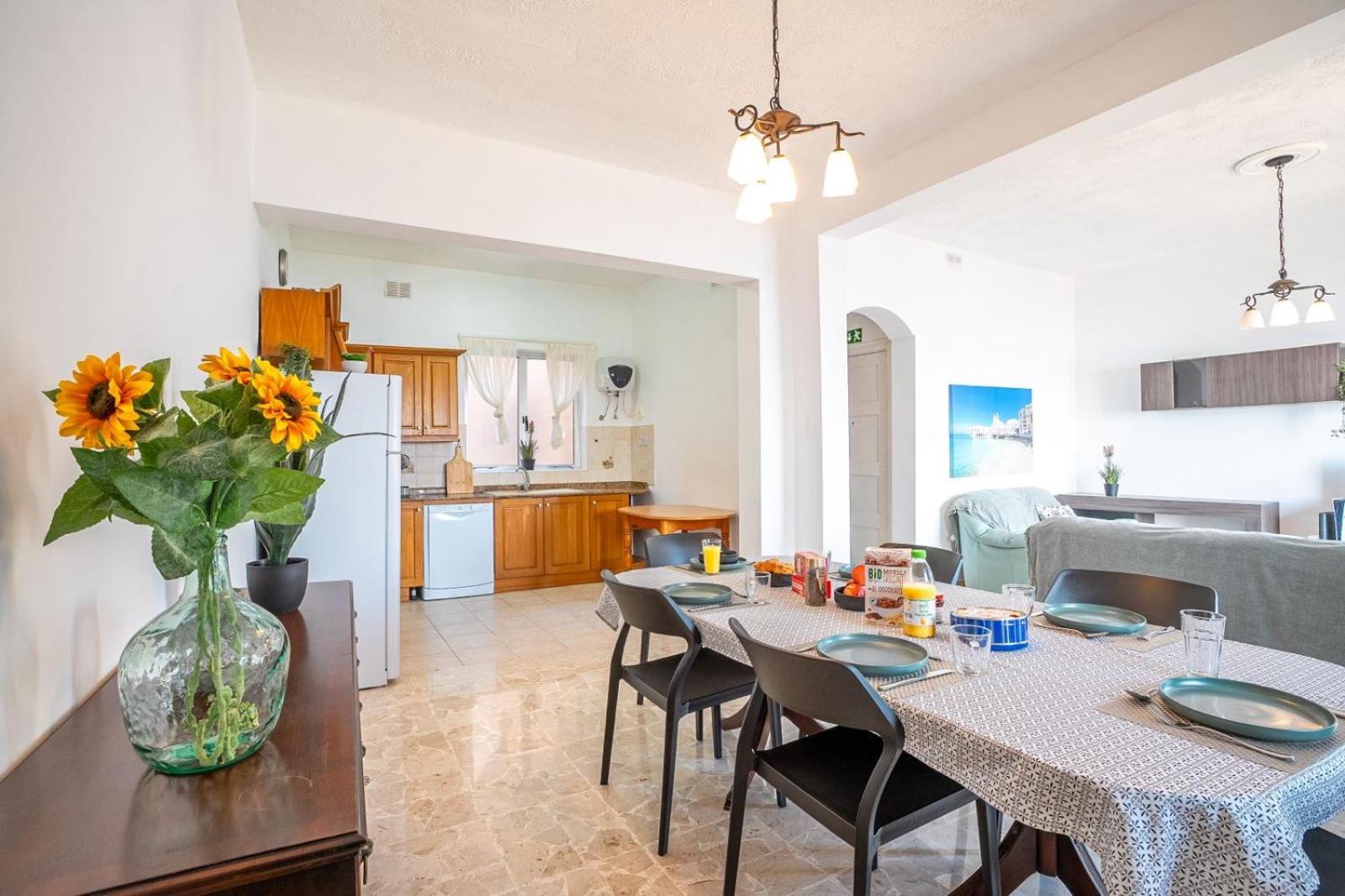 Sea Front 3 Bedroom Apartment with PS5