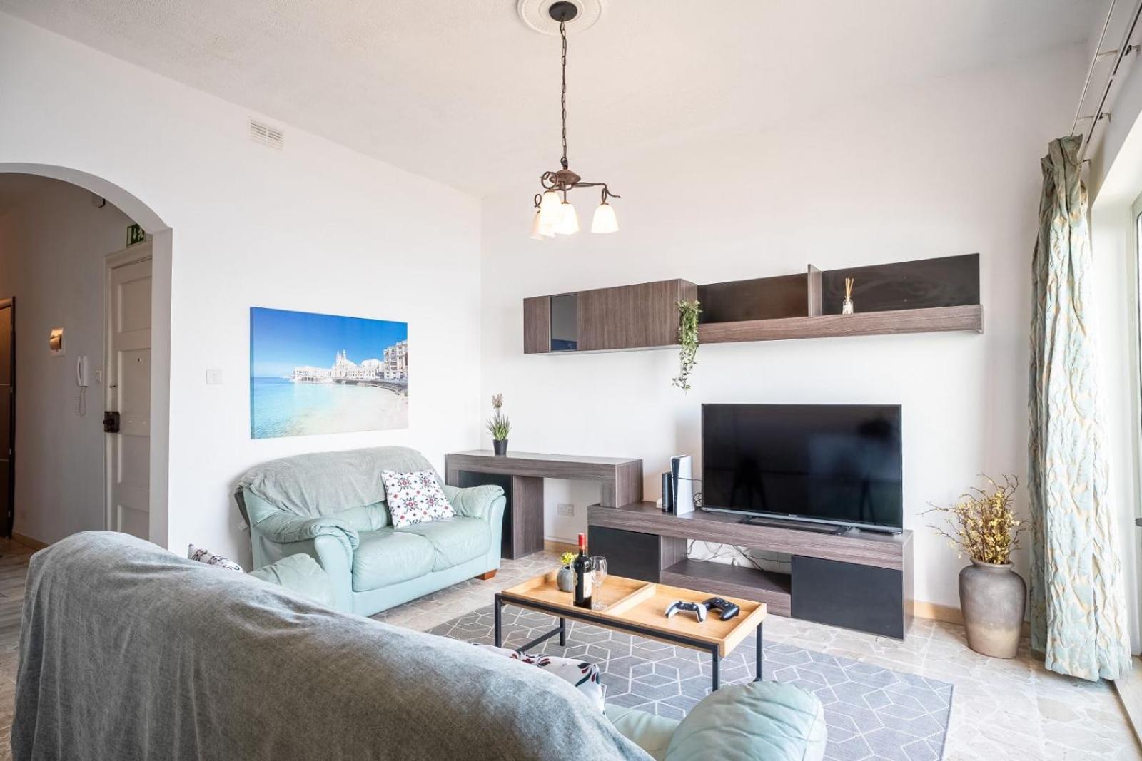 Sea Front 3 Bedroom Apartment with PS5