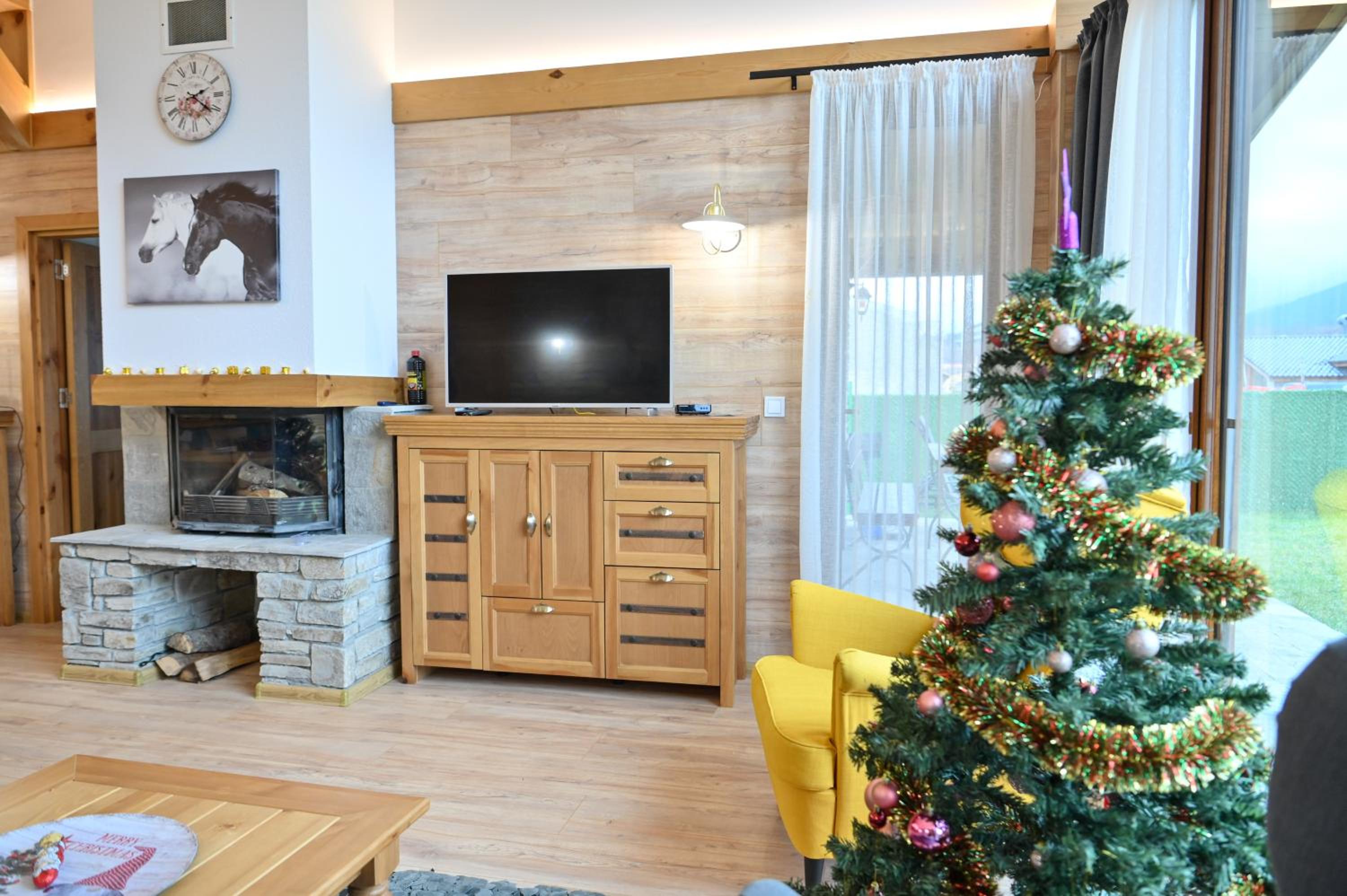 Villa Raphael w Sauna near Pirin Golf Resort view 2