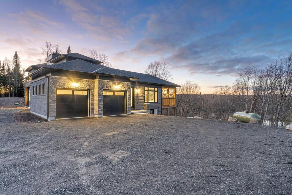 Luxurious Cottage at Lake of Bays