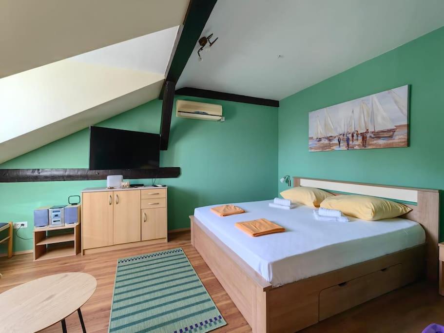 Cozy Studio with Sea and Old Town View