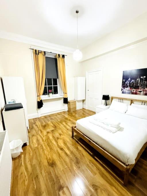 2 Bed Flat in Central Edinburgh photo 2