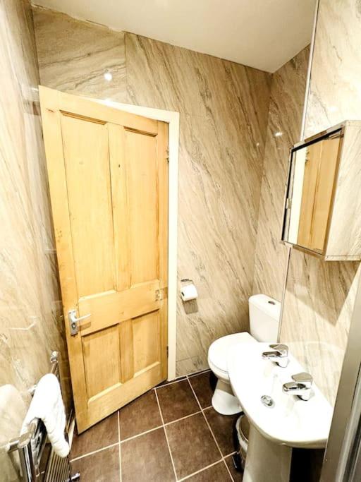 2 Bed Flat in Central Edinburgh photo 4