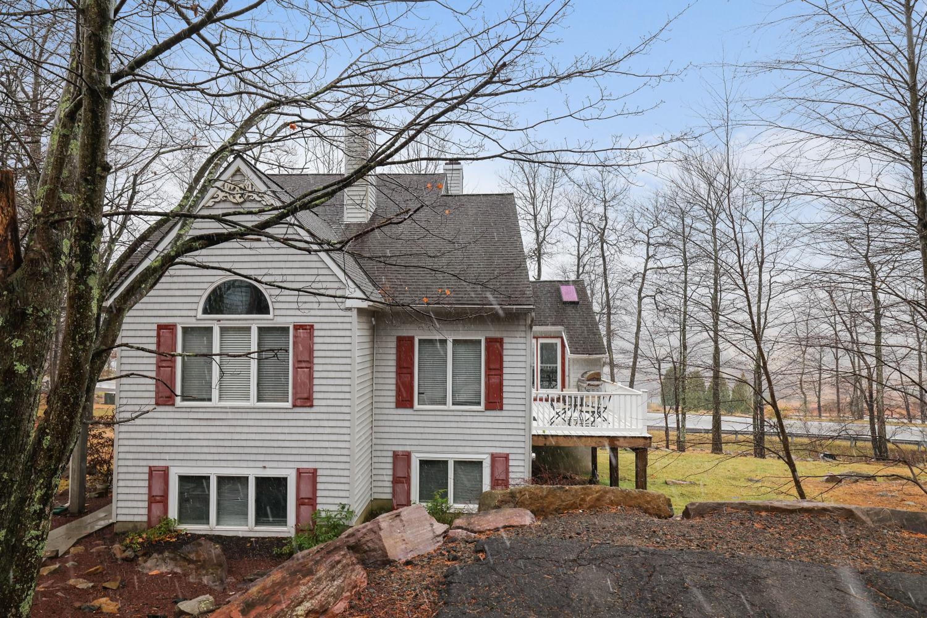 Hotel Lake Harmony Retreat: Perfect Family Getaway