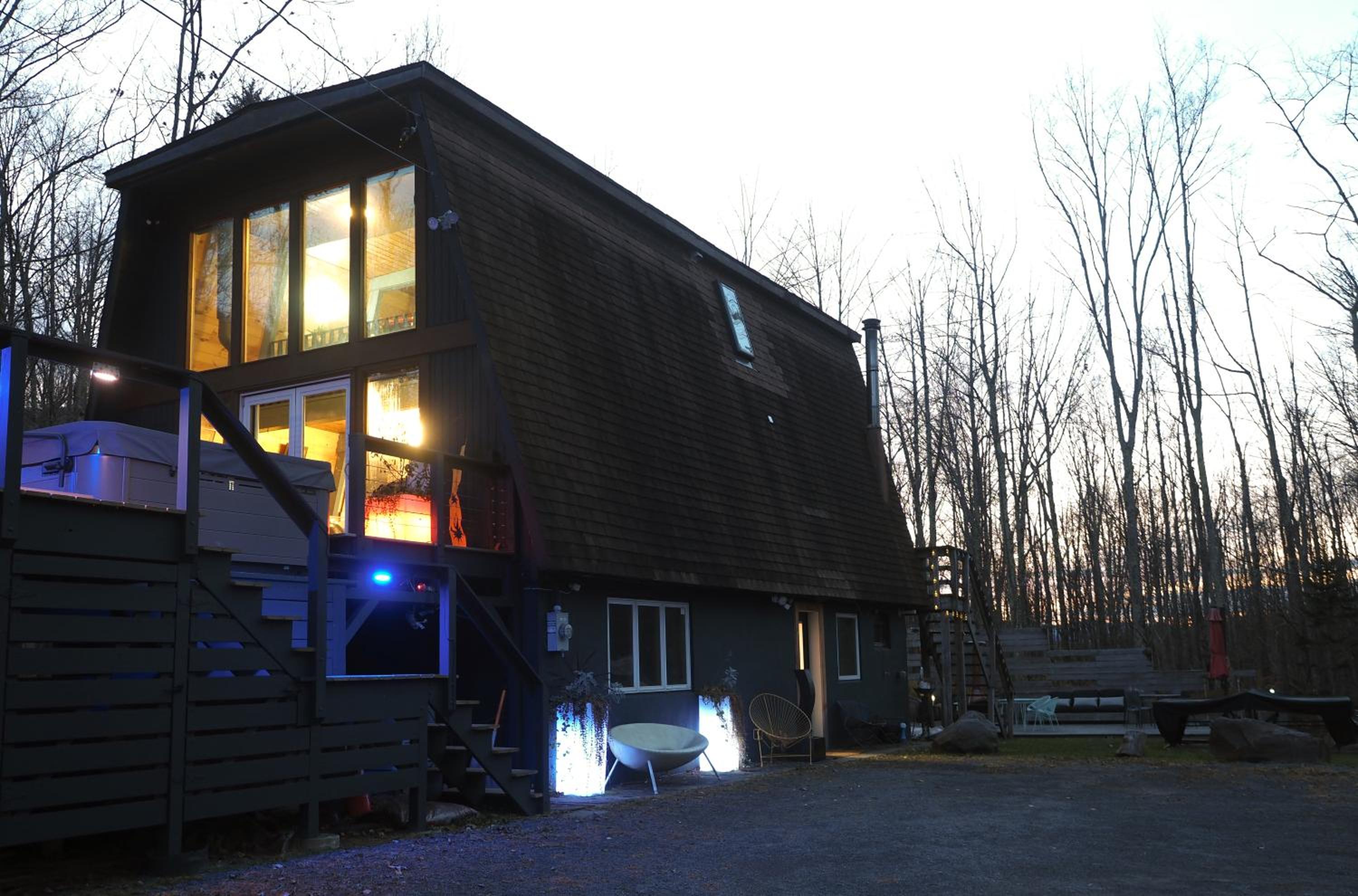 Luxury Chalet - 1 mile to Hunter Ski Resort- Hot Tub - Pets stay free view 4
