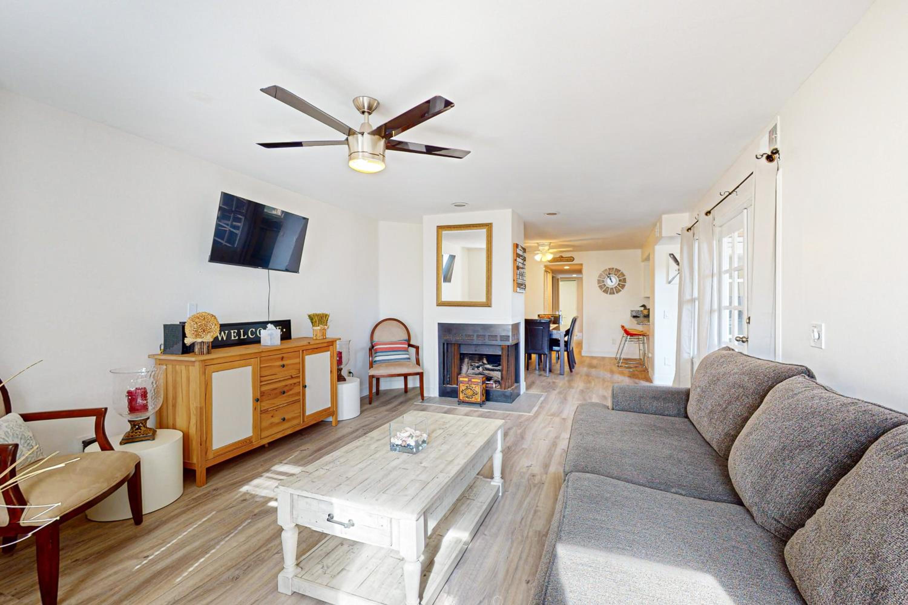 Stroll to Shore and Mission Blvd Dog-Friendly Home