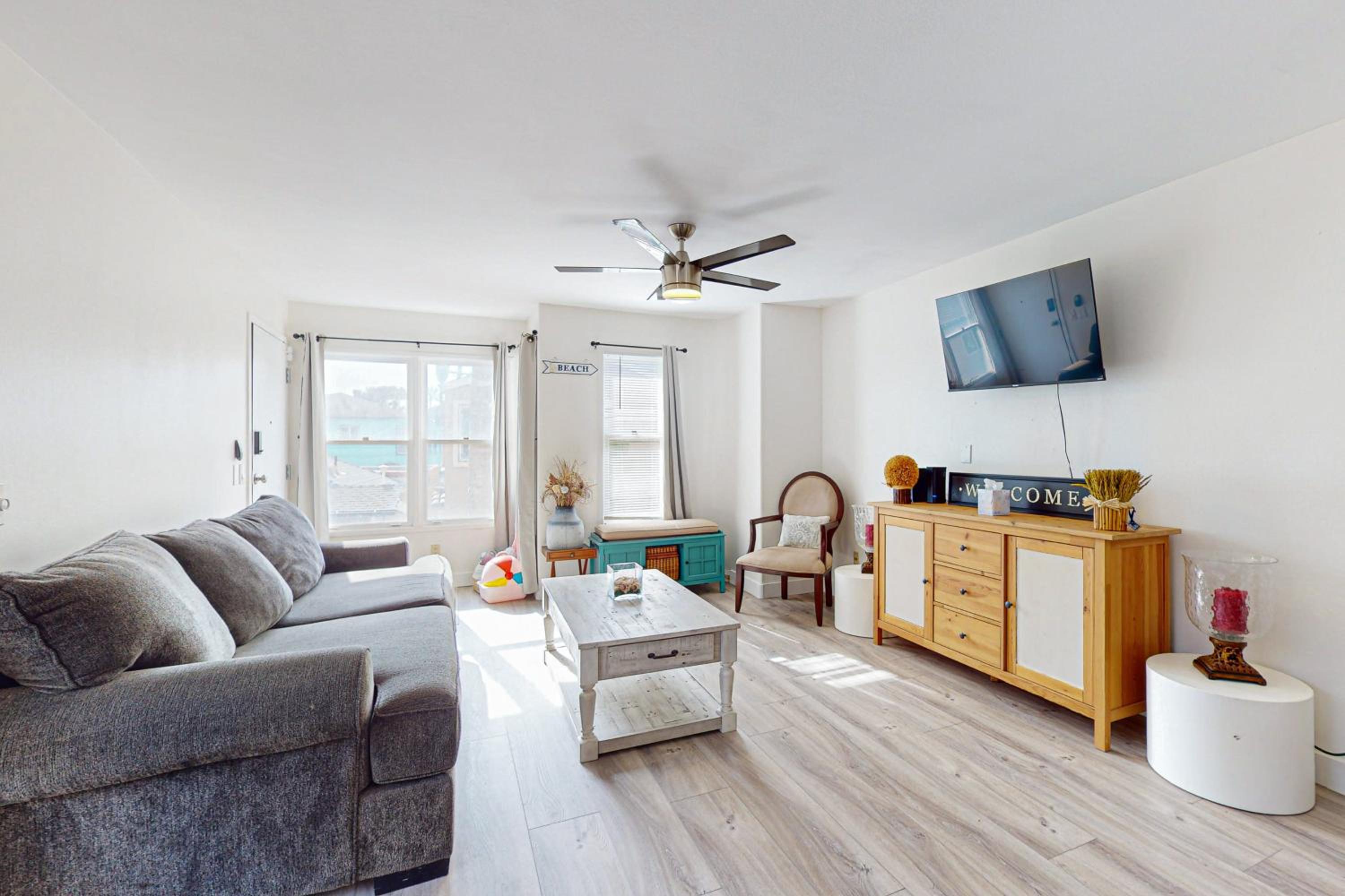 Stroll to Shore and Mission Blvd Dog-Friendly Home