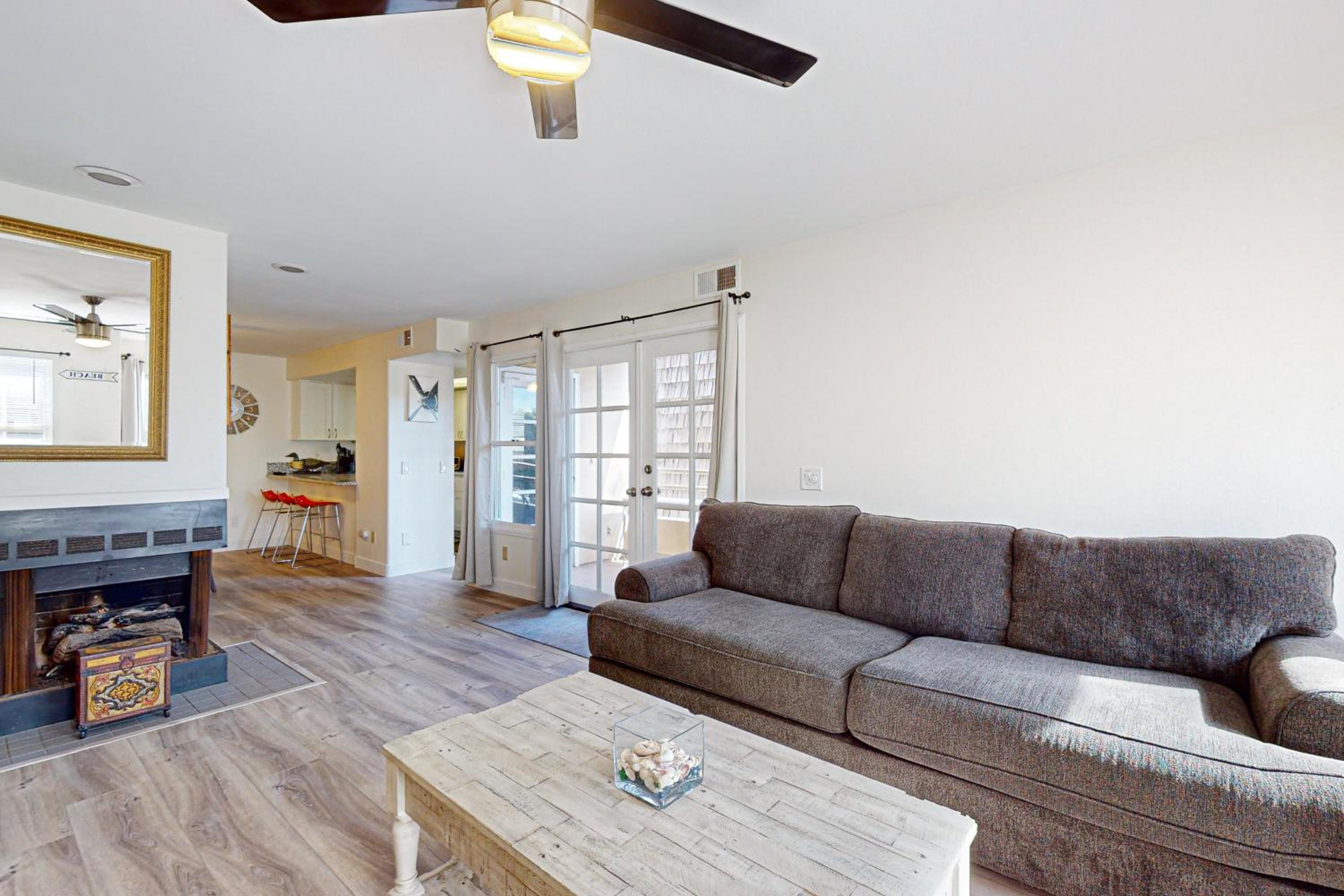 Stroll to Shore and Mission Blvd Dog-Friendly Home