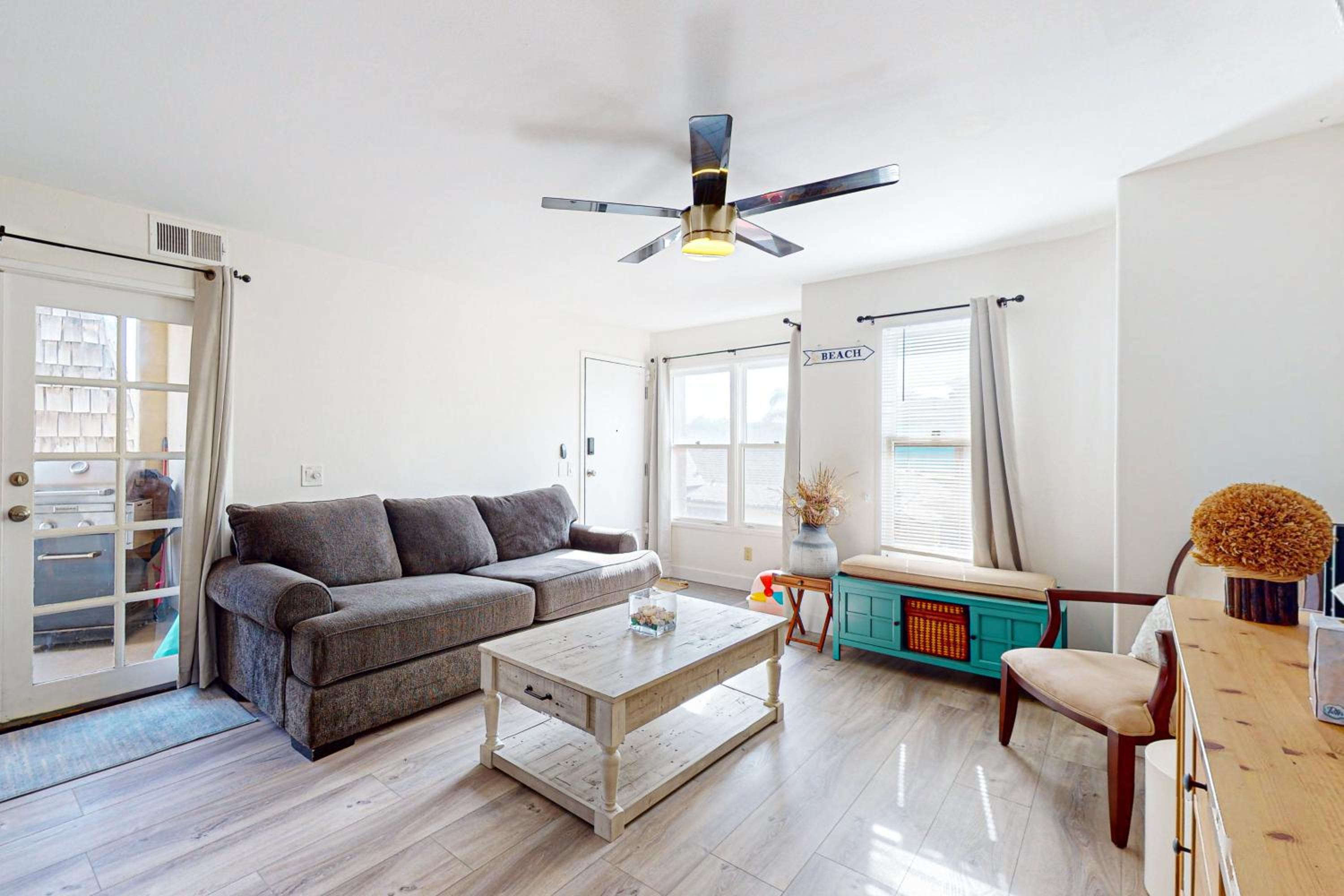 Stroll to Shore and Mission Blvd Dog-Friendly Home
