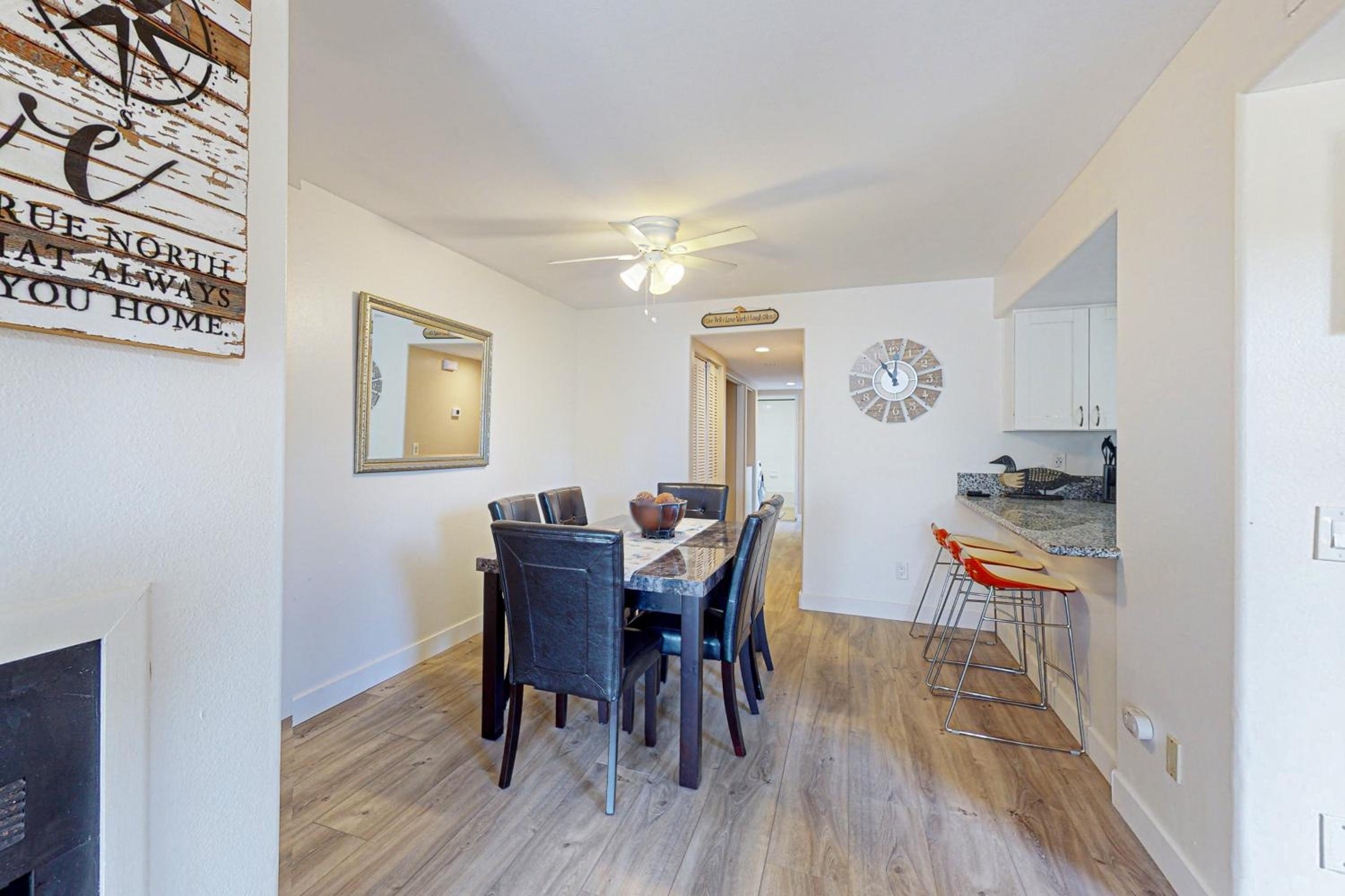 Stroll to Shore and Mission Blvd Dog-Friendly Home