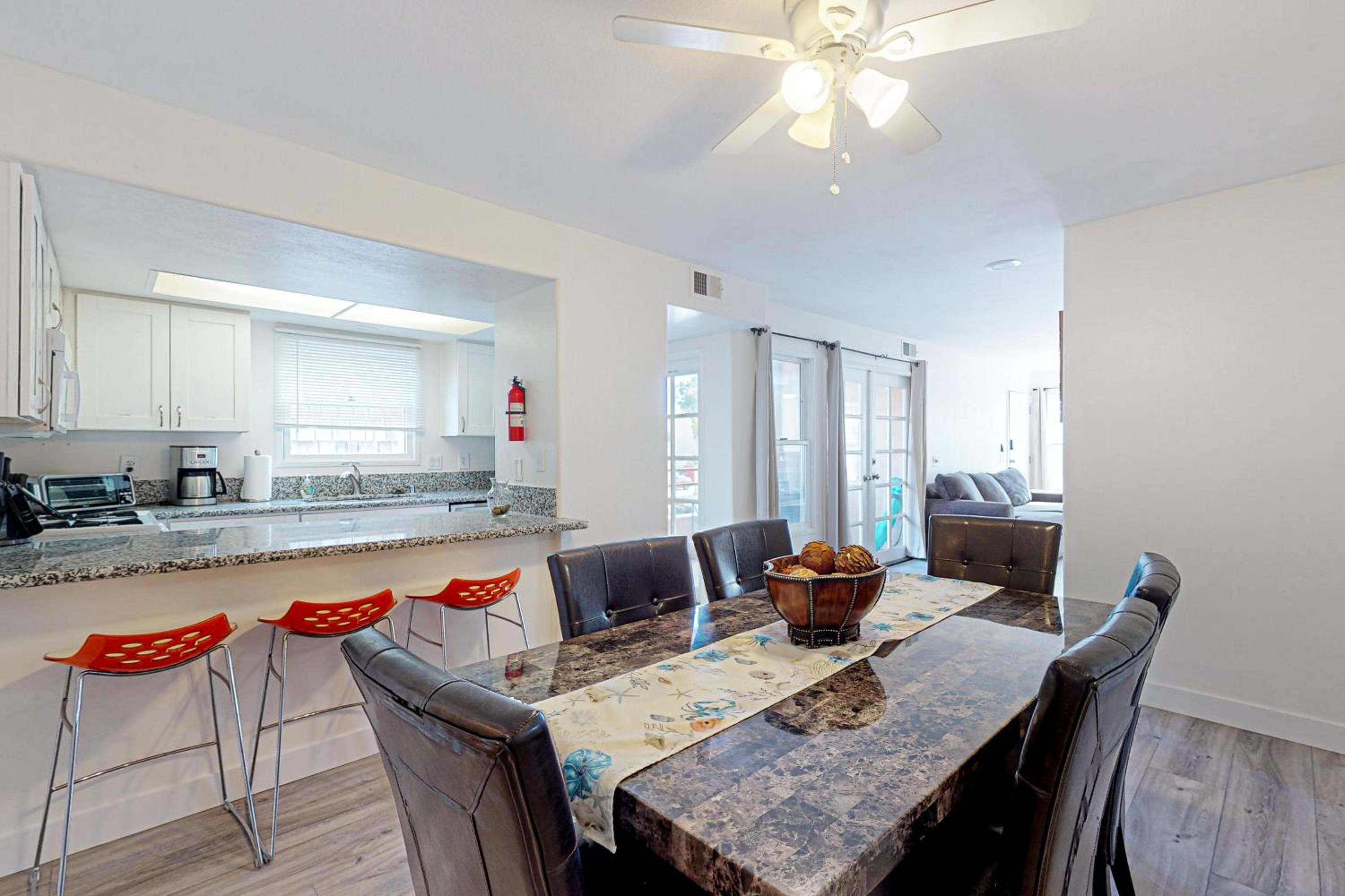 Stroll to Shore and Mission Blvd Dog-Friendly Home
