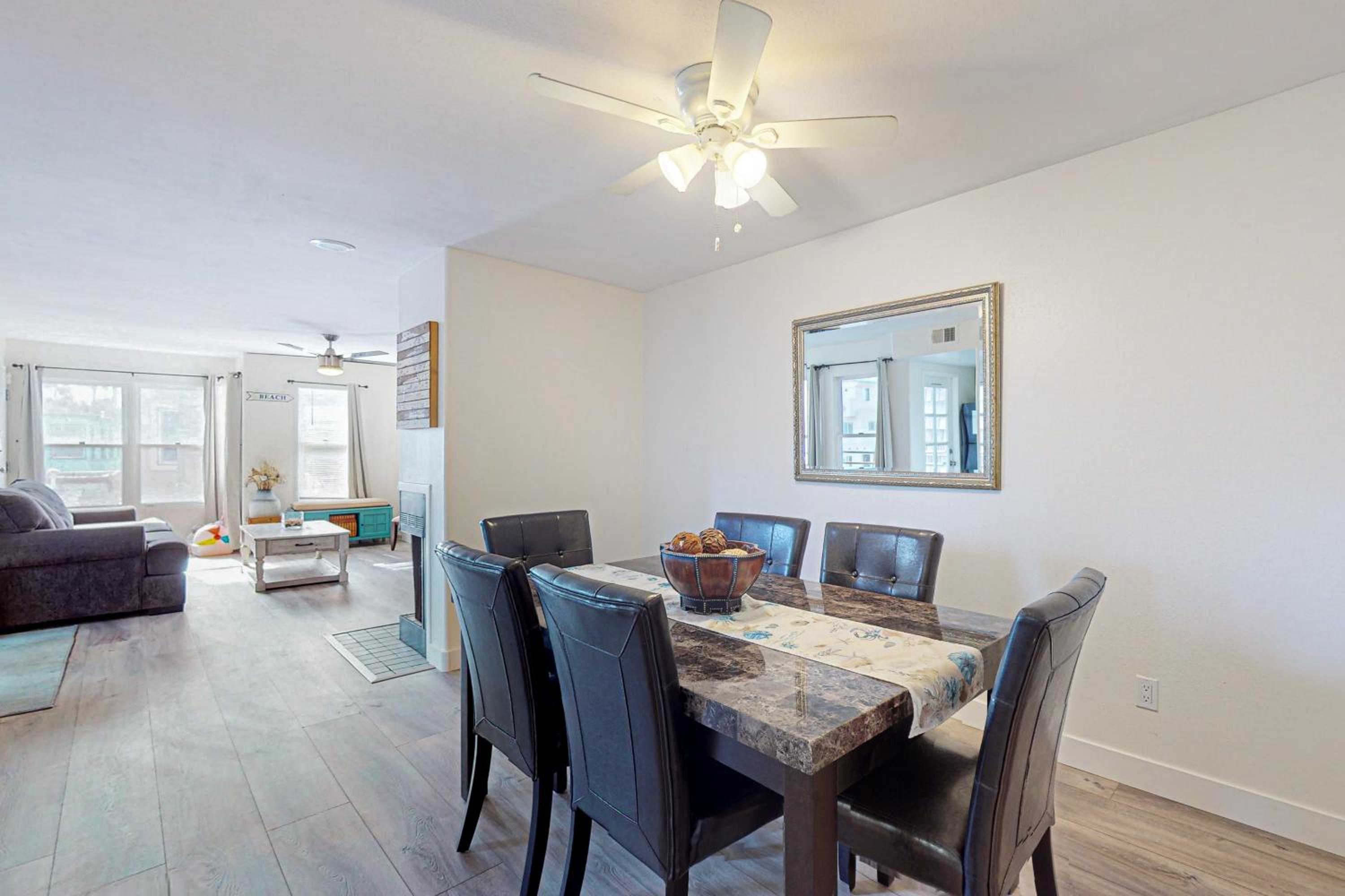 Stroll to Shore and Mission Blvd Dog-Friendly Home