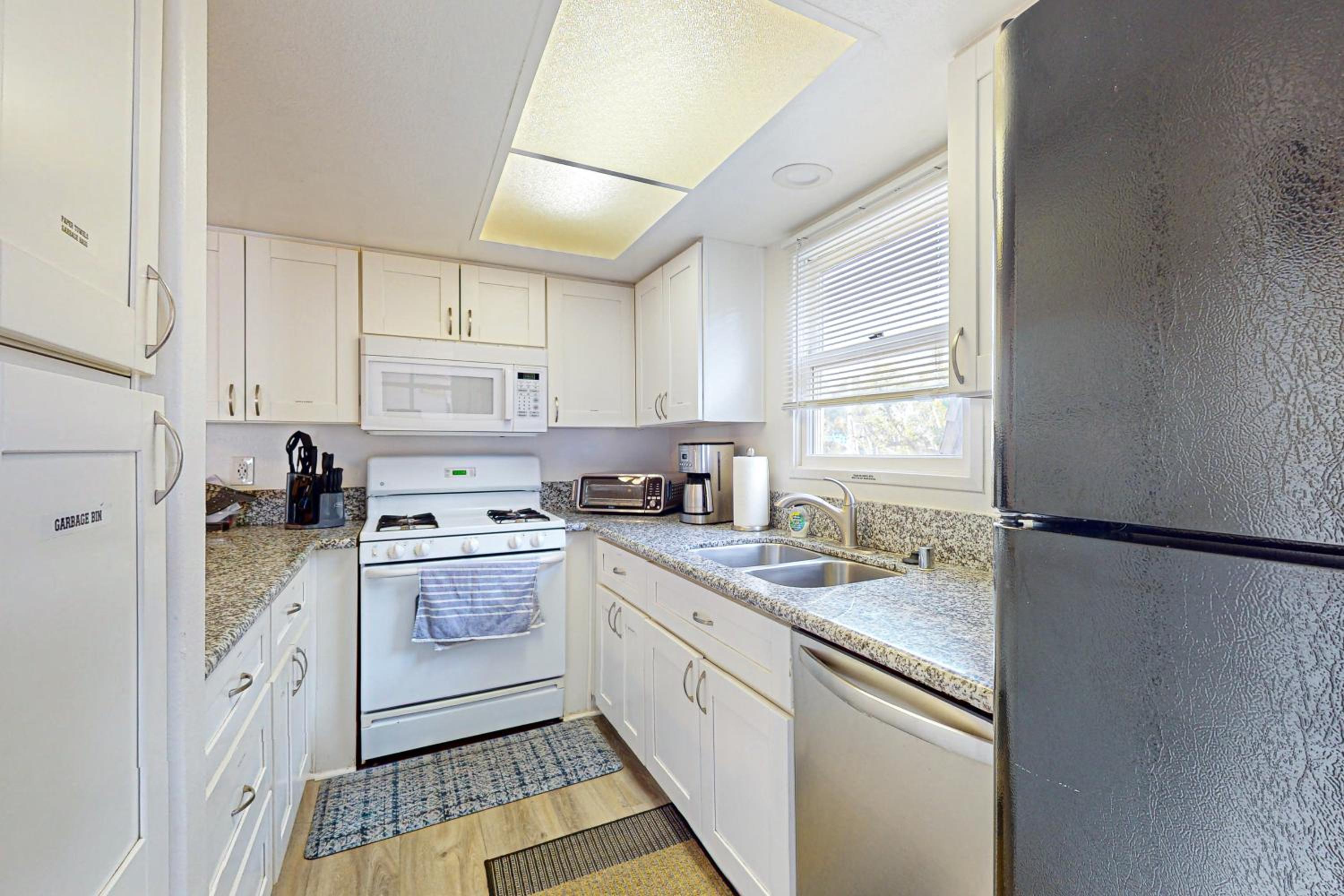 Stroll to Shore and Mission Blvd Dog-Friendly Home