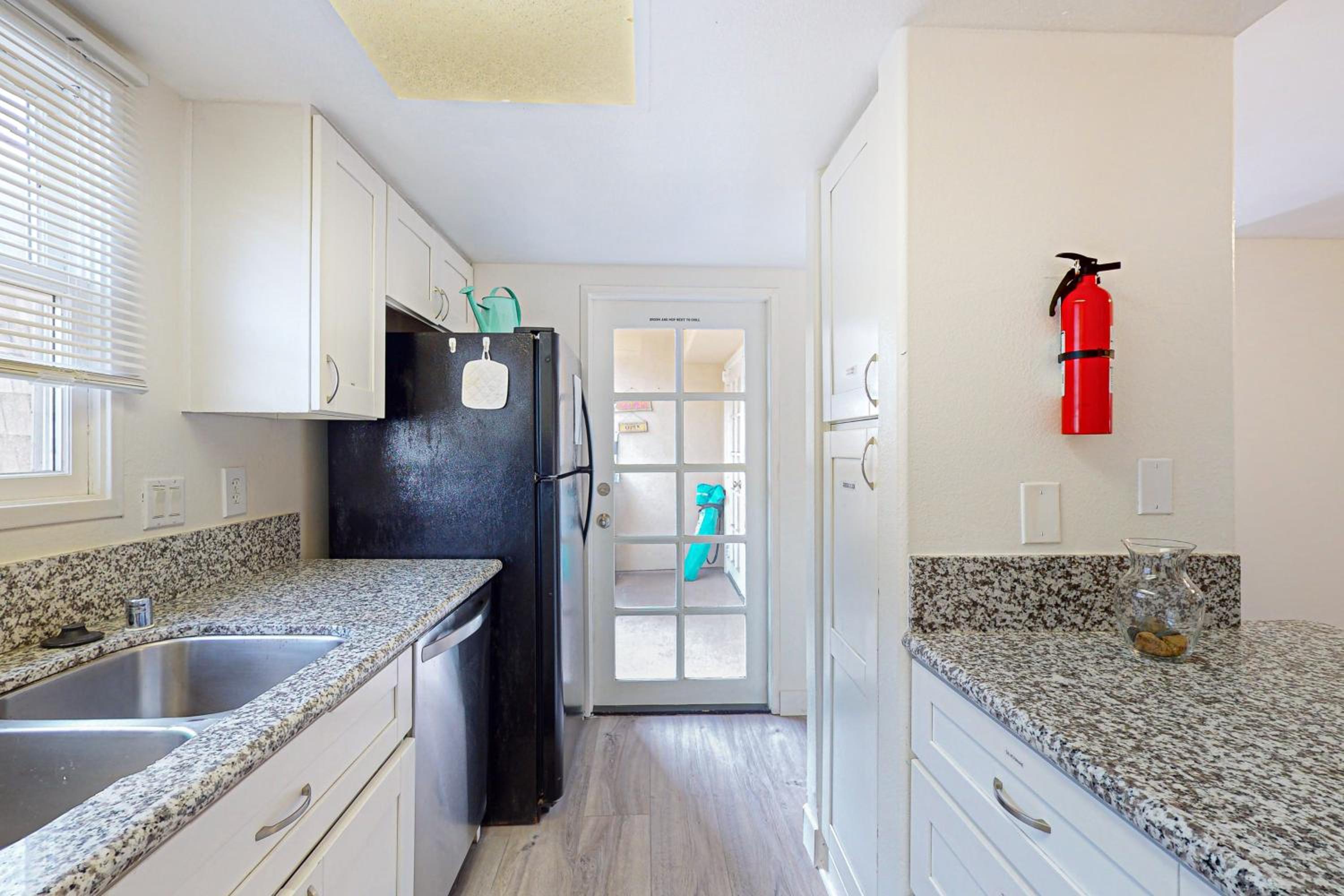 Stroll to Shore and Mission Blvd Dog-Friendly Home