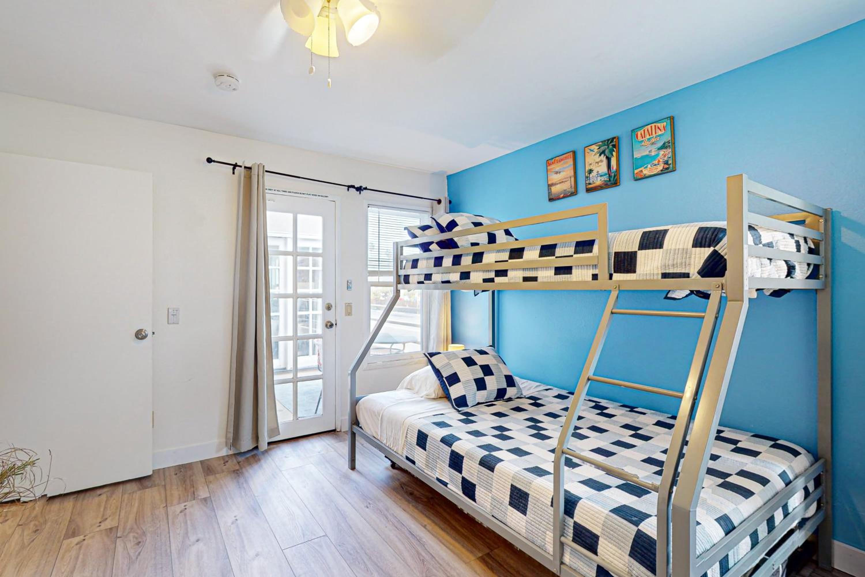 Stroll to Shore and Mission Blvd Dog-Friendly Home