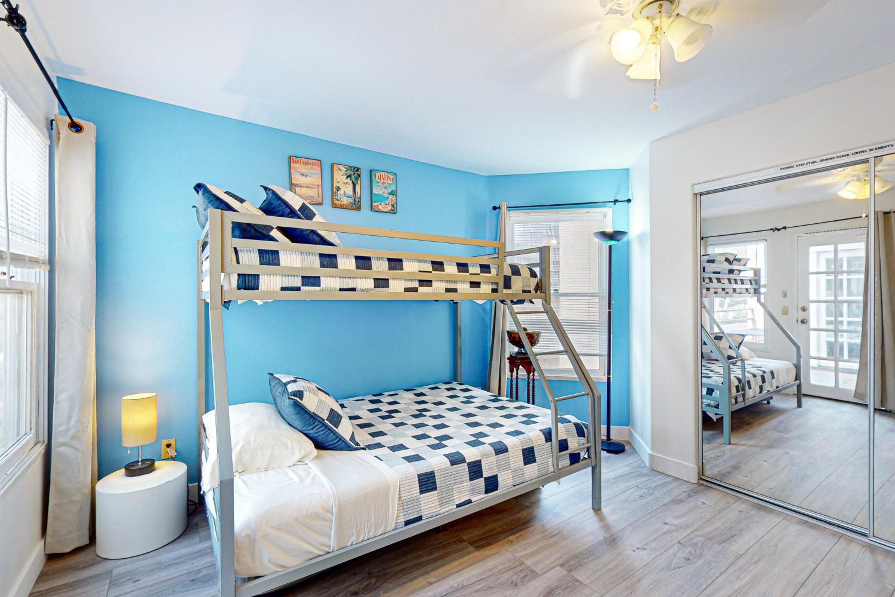 Stroll to Shore and Mission Blvd Dog-Friendly Home