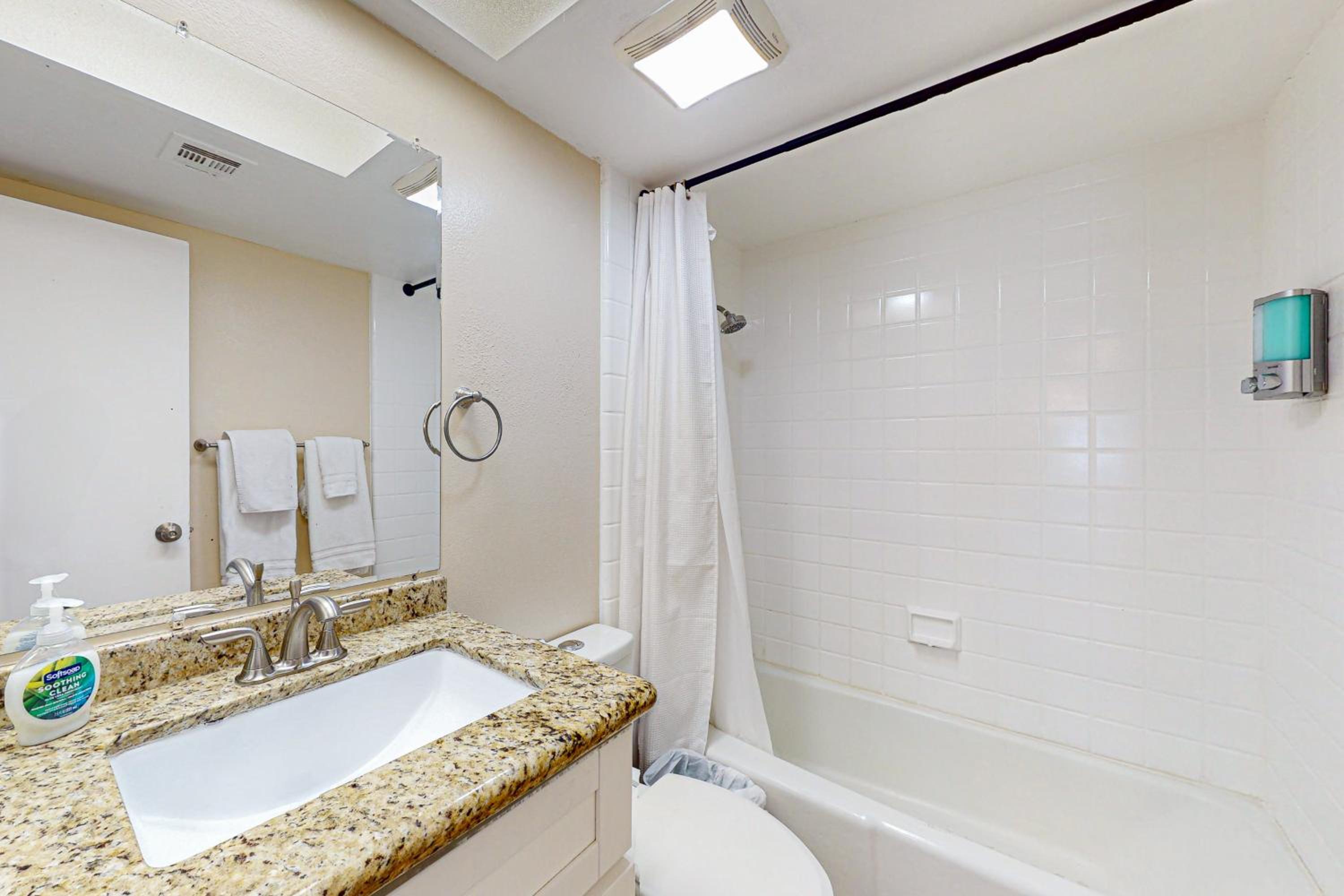 Stroll to Shore and Mission Blvd Dog-Friendly Home
