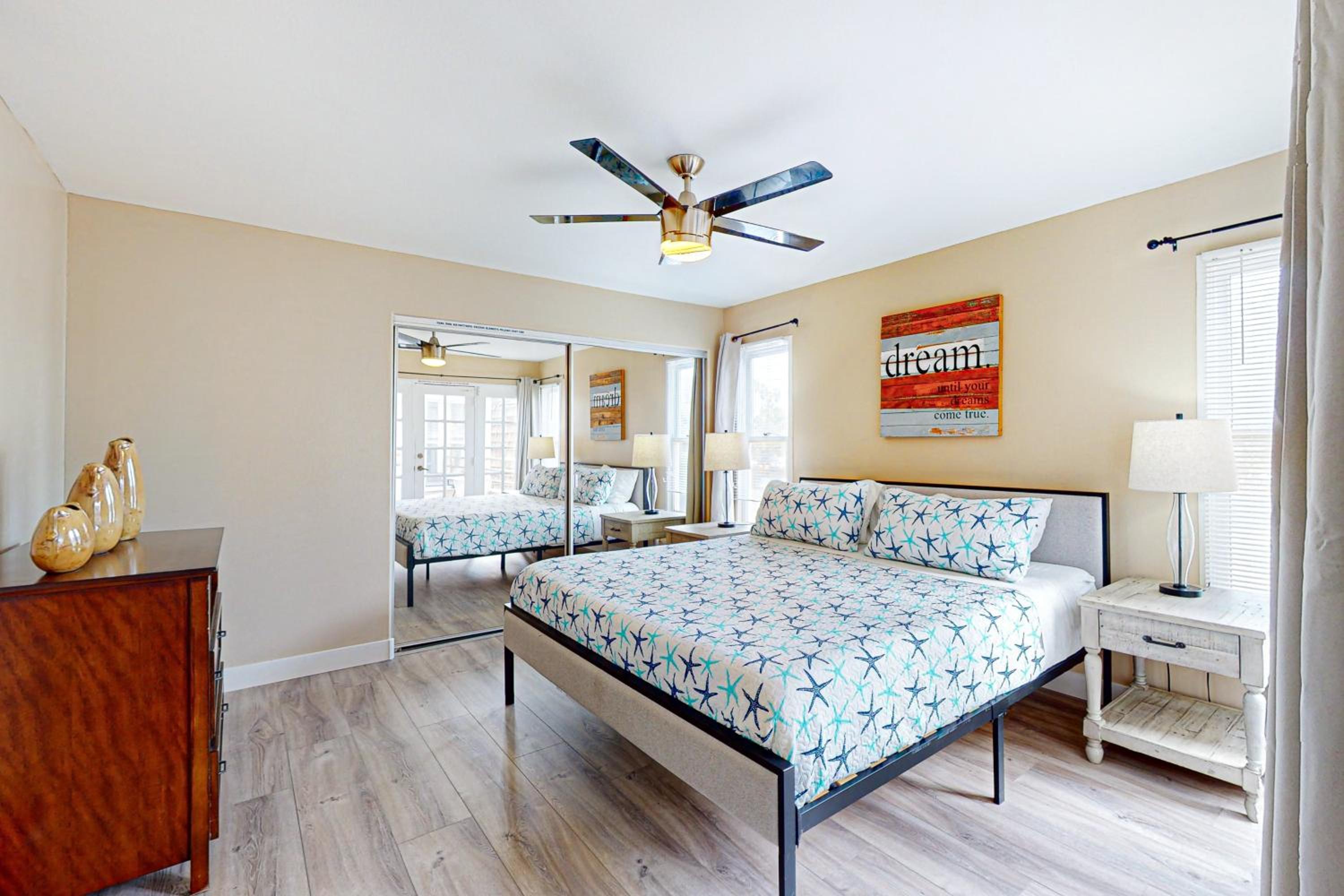 Stroll to Shore and Mission Blvd Dog-Friendly Home