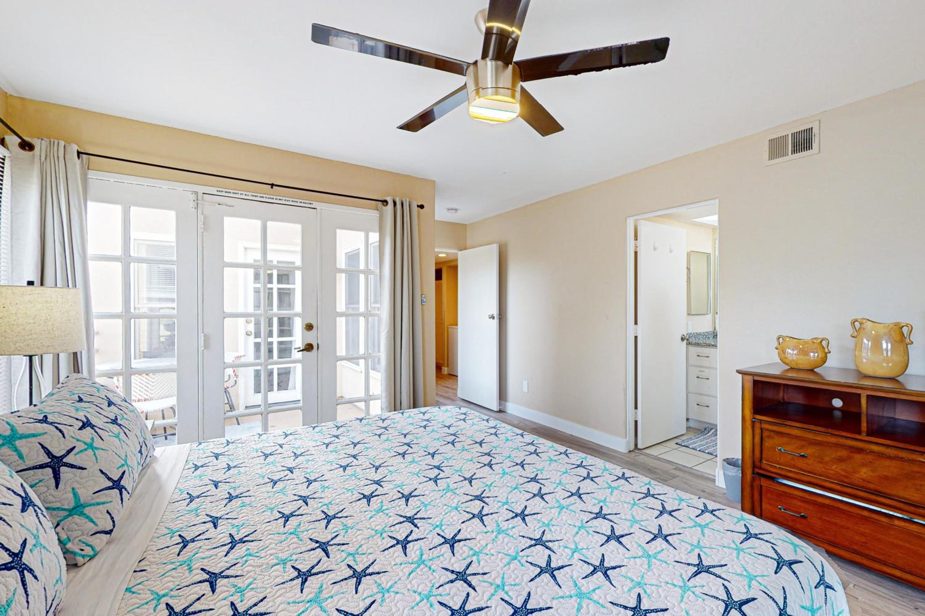 Stroll to Shore and Mission Blvd Dog-Friendly Home