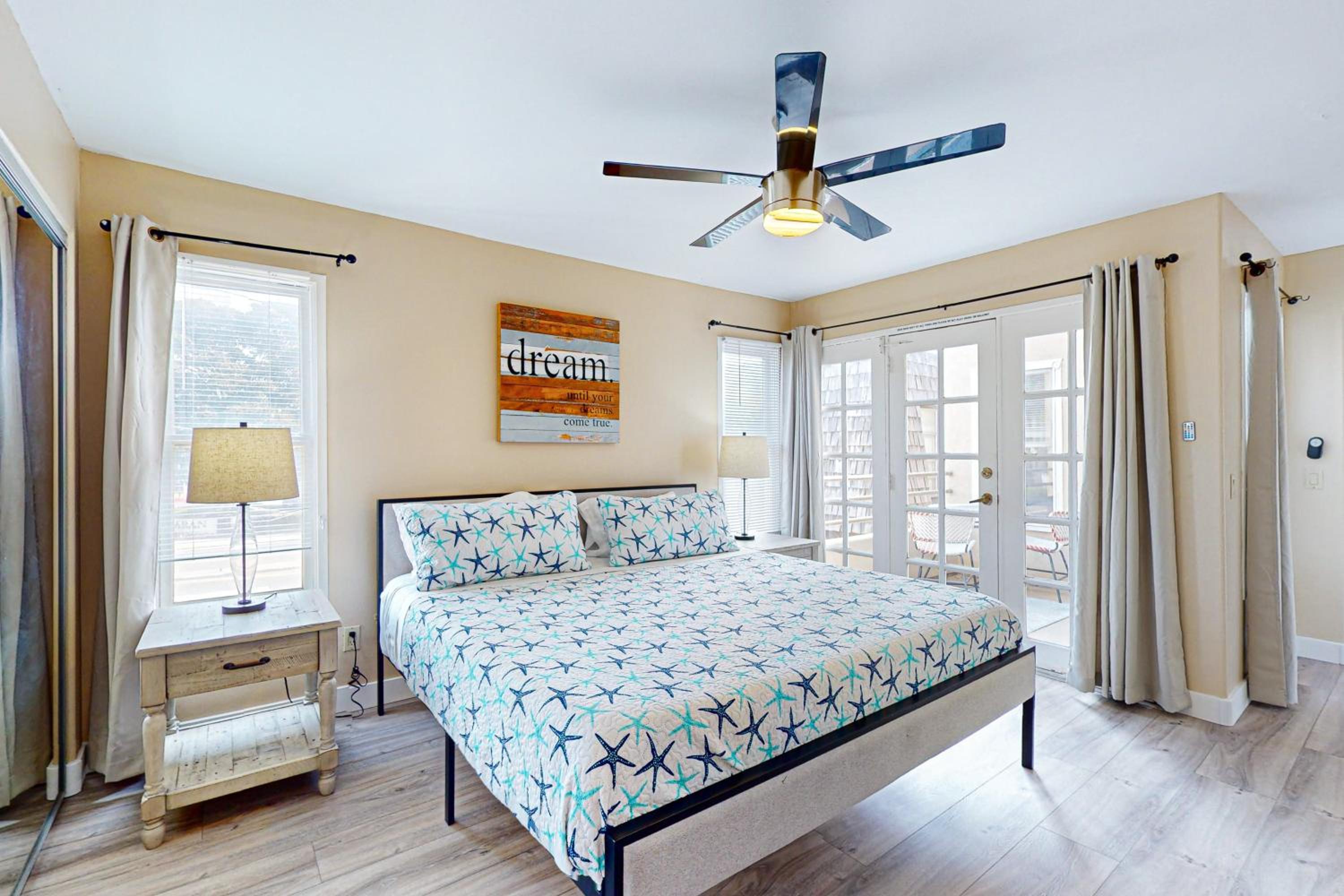 Stroll to Shore and Mission Blvd Dog-Friendly Home