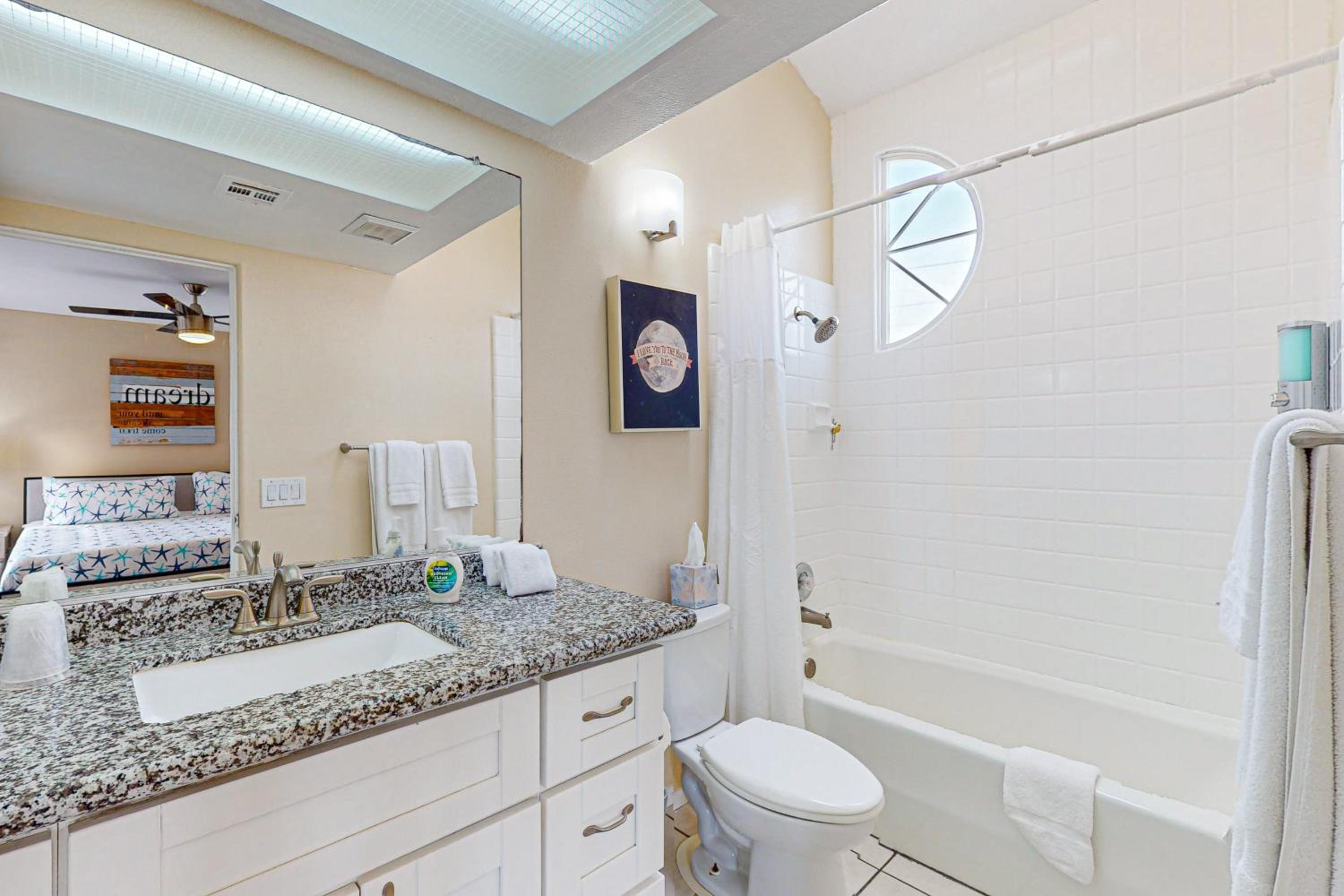 Stroll to Shore and Mission Blvd Dog-Friendly Home