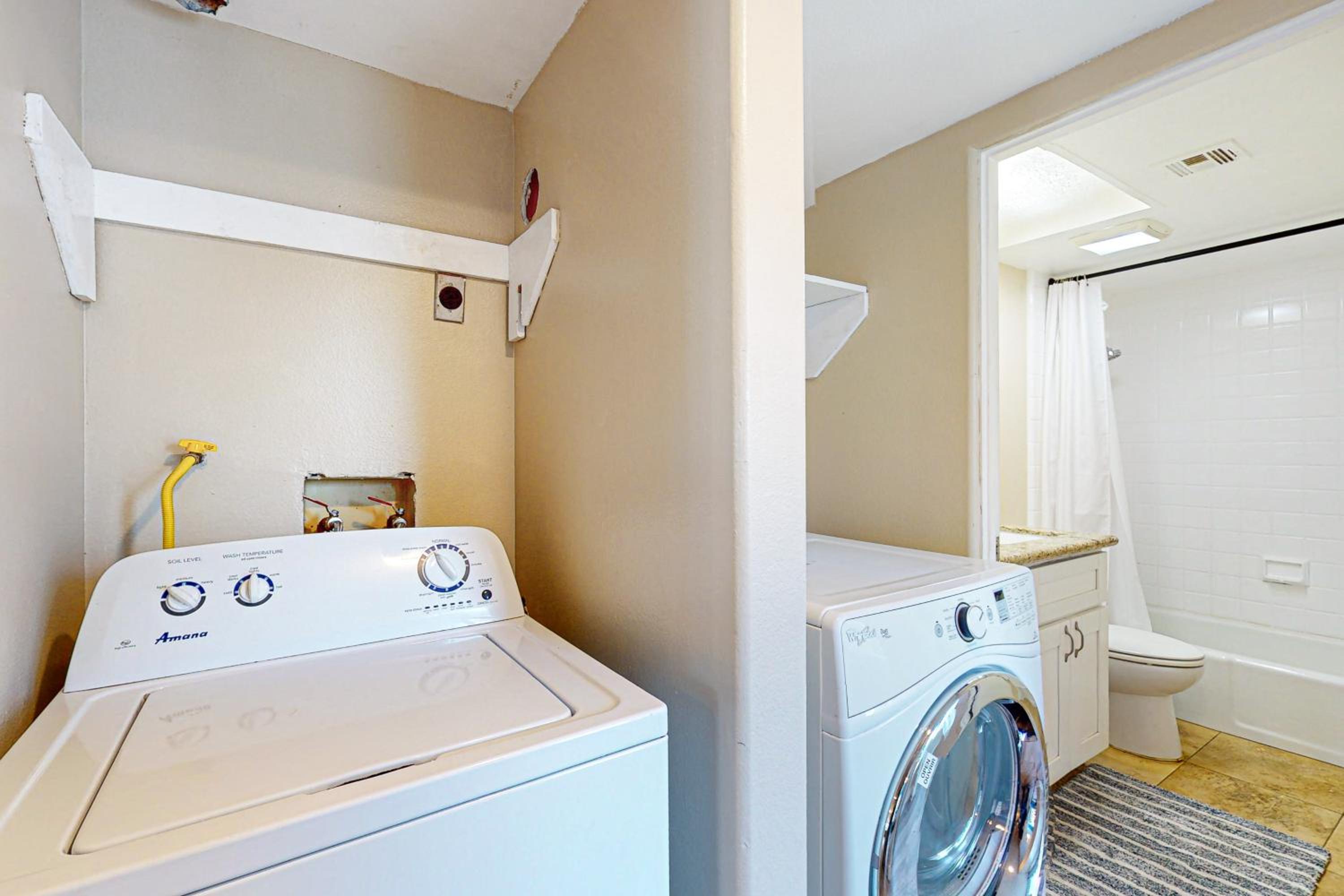 Stroll to Shore and Mission Blvd Dog-Friendly Home
