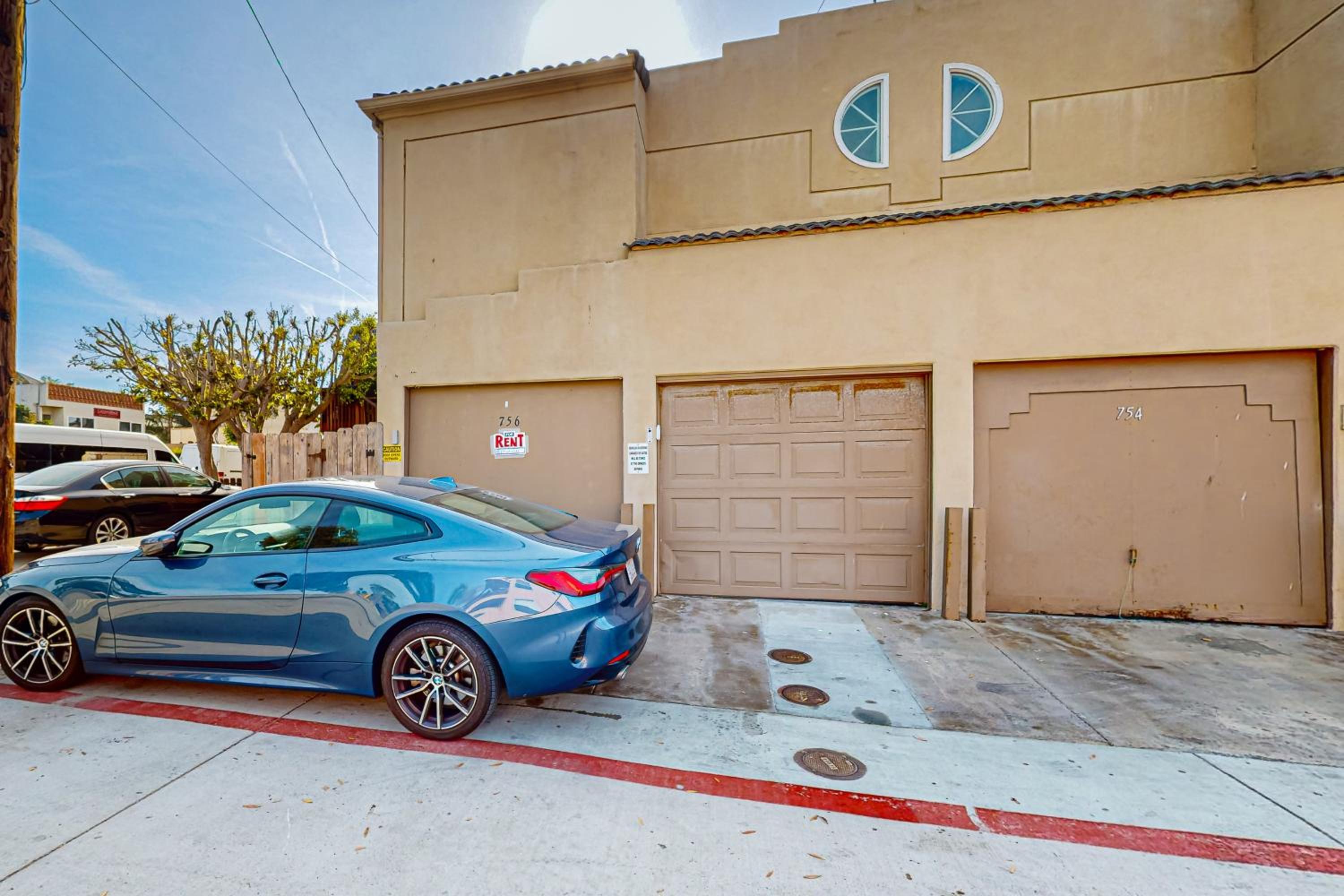 Stroll to Shore and Mission Blvd Dog-Friendly Home