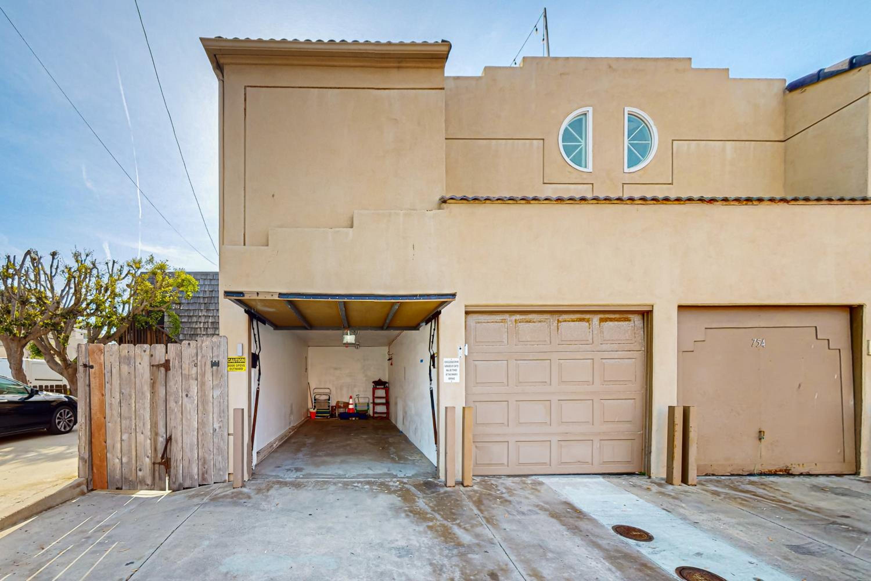 Stroll to Shore and Mission Blvd Dog-Friendly Home