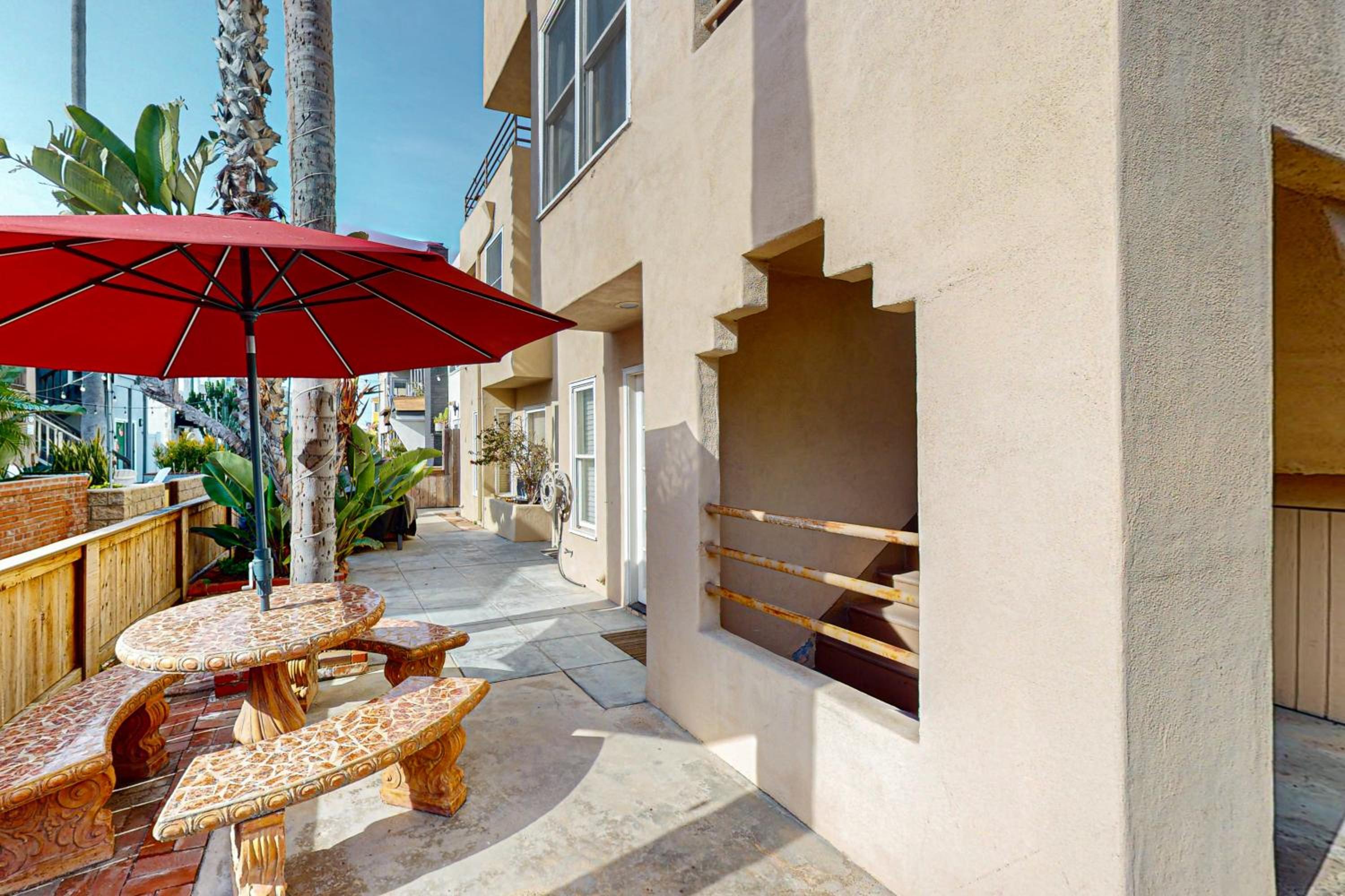Stroll to Shore and Mission Blvd Dog-Friendly Home