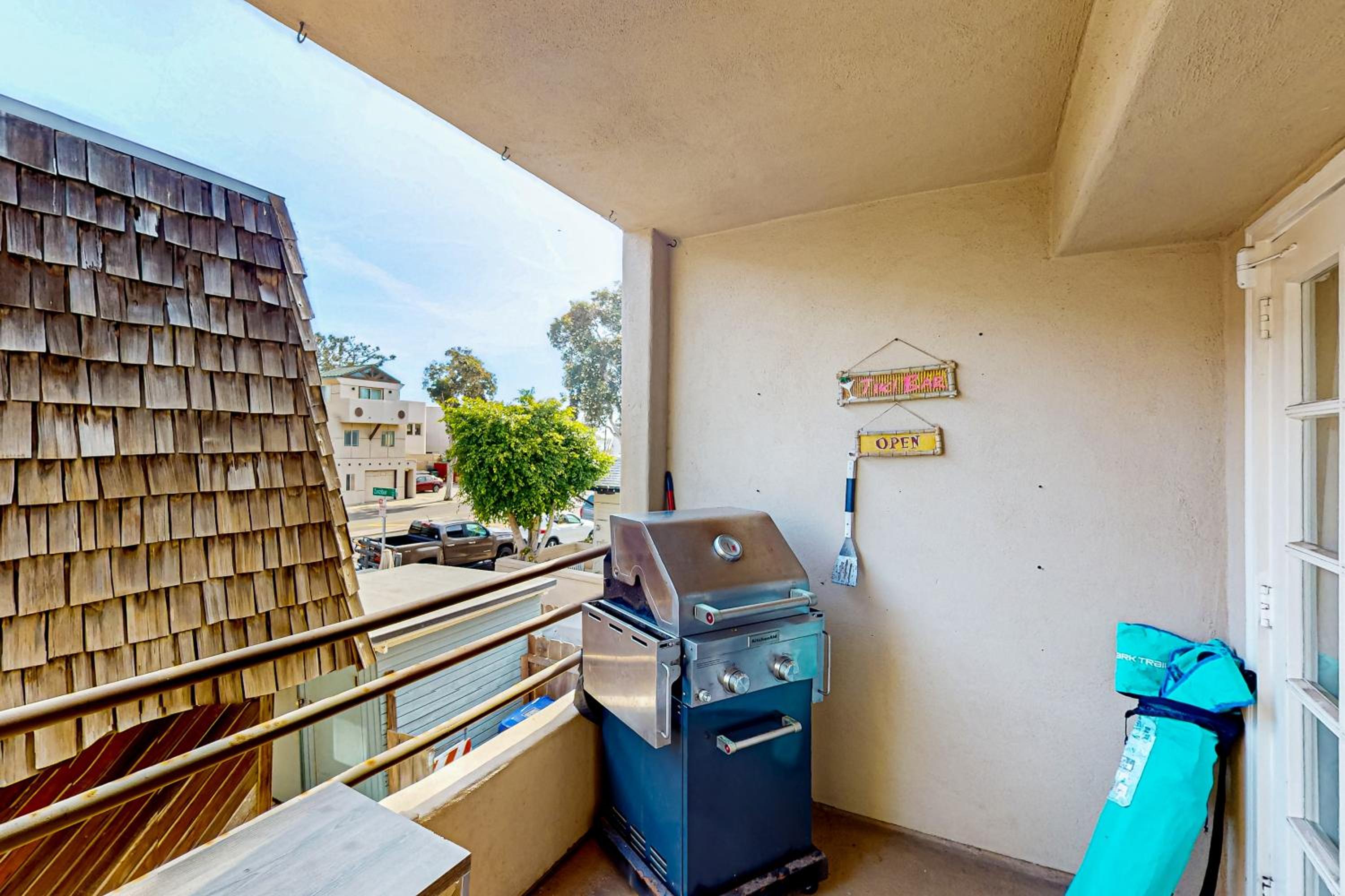 Stroll to Shore and Mission Blvd Dog-Friendly Home