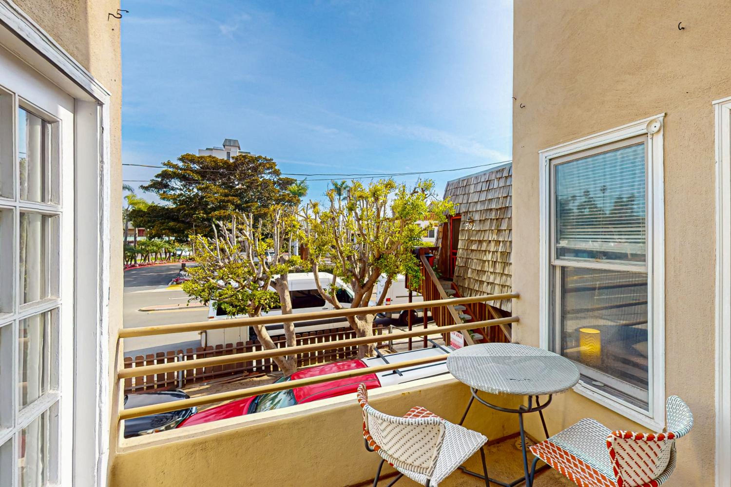 Stroll to Shore and Mission Blvd Dog-Friendly Home