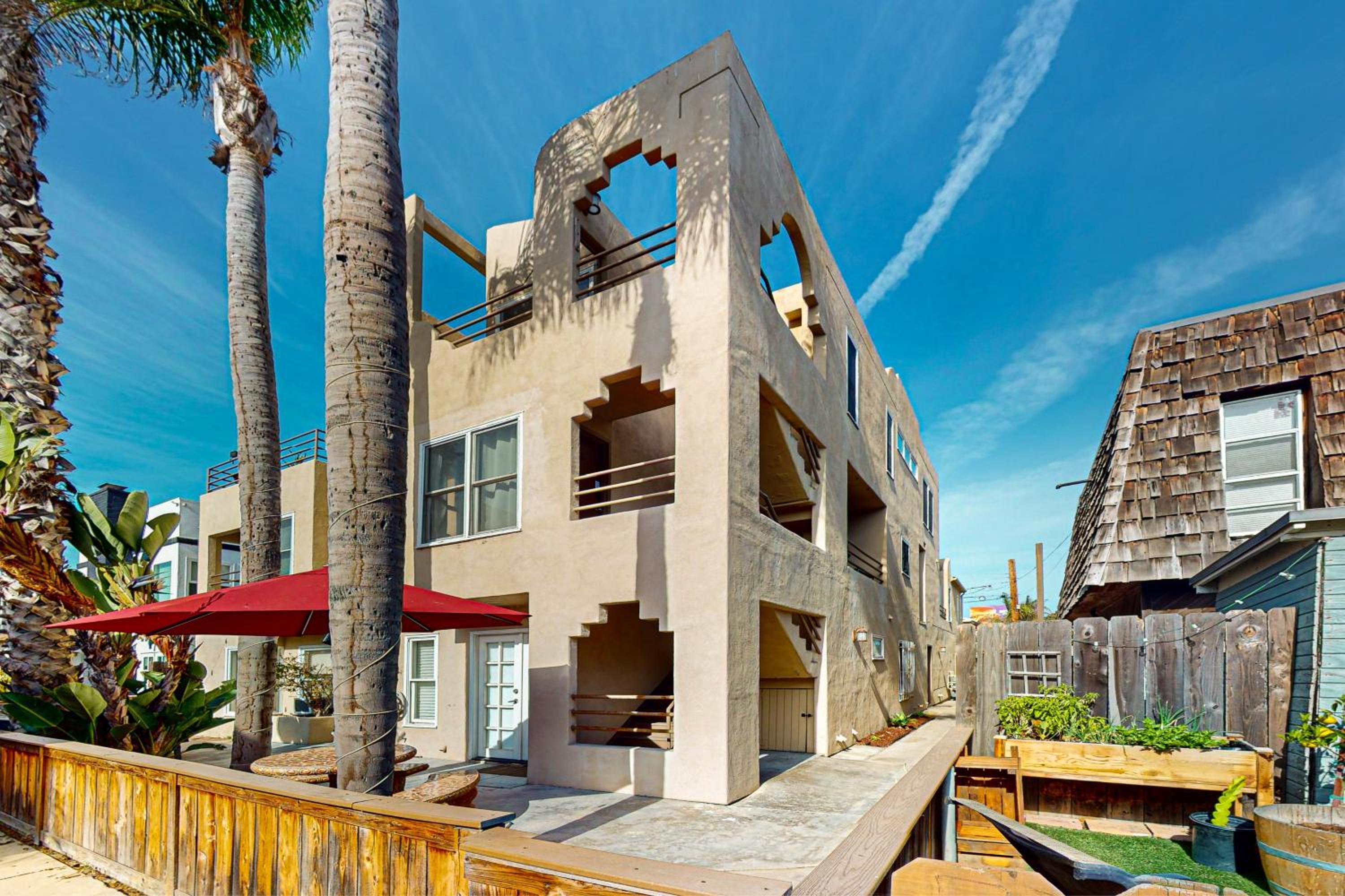 Stroll to Shore and Mission Blvd Dog-Friendly Home