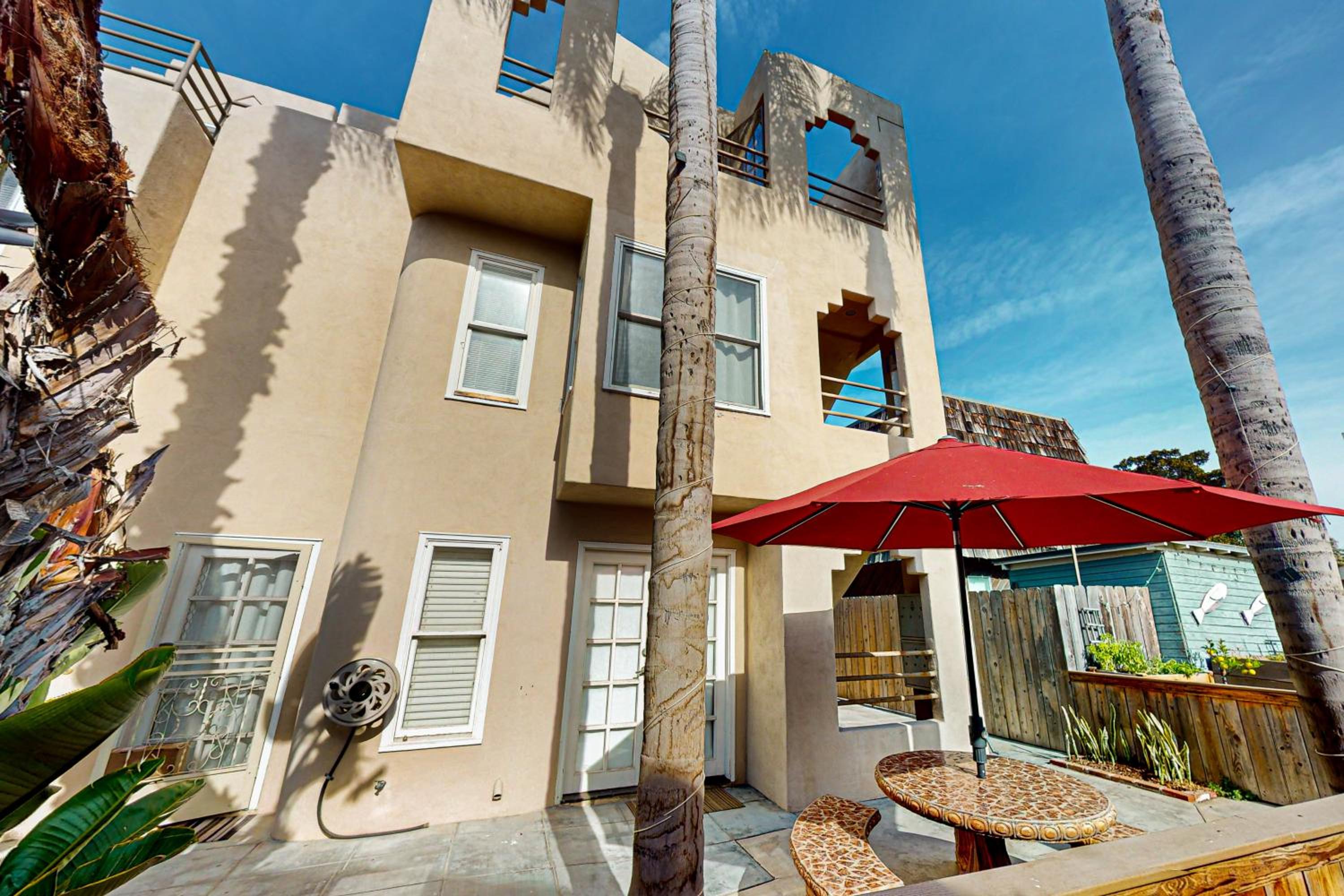 Stroll to Shore and Mission Blvd Dog-Friendly Home